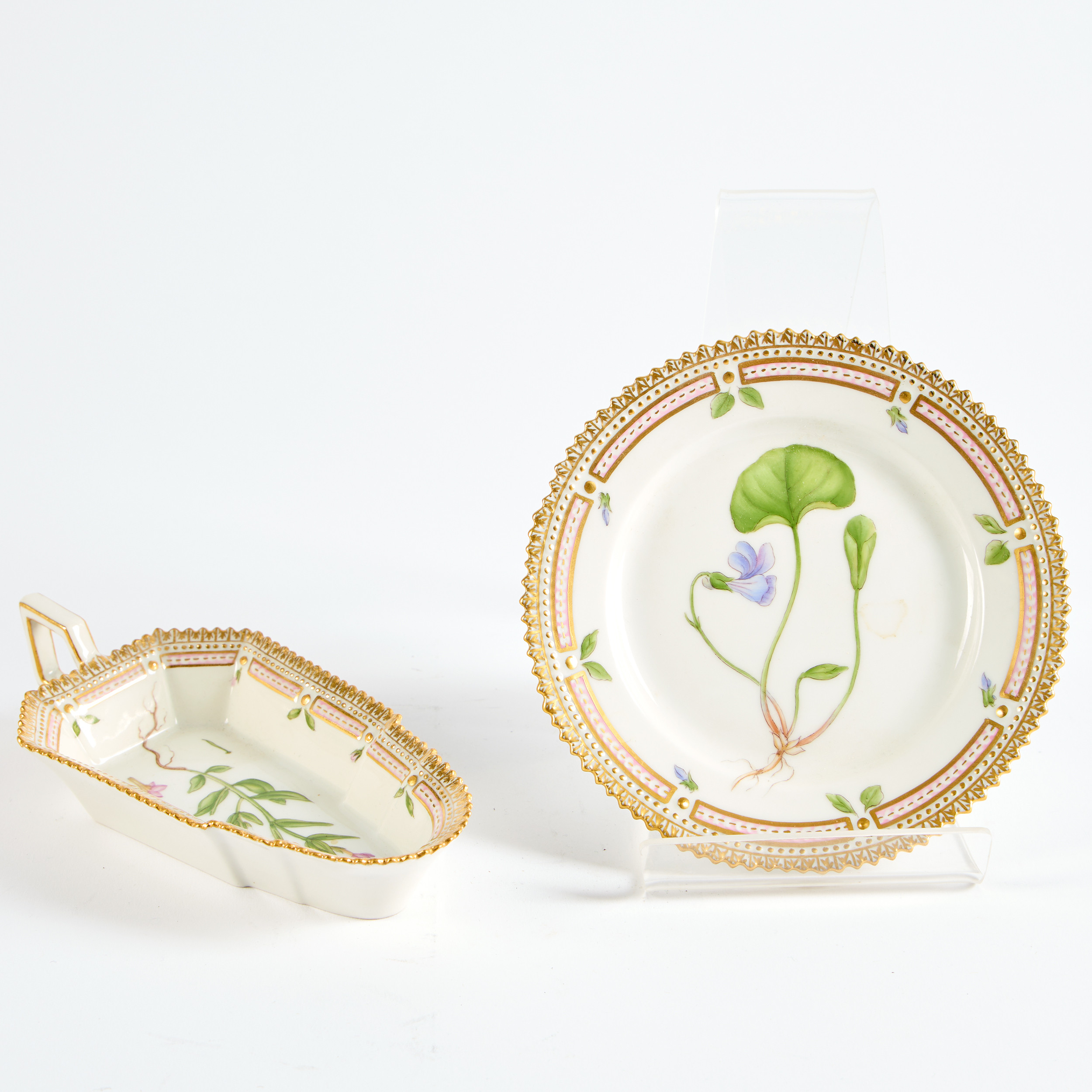 ASSIETT OCH SALADIERE. "Flora Danica", Royal Copenhagen, Danmark.