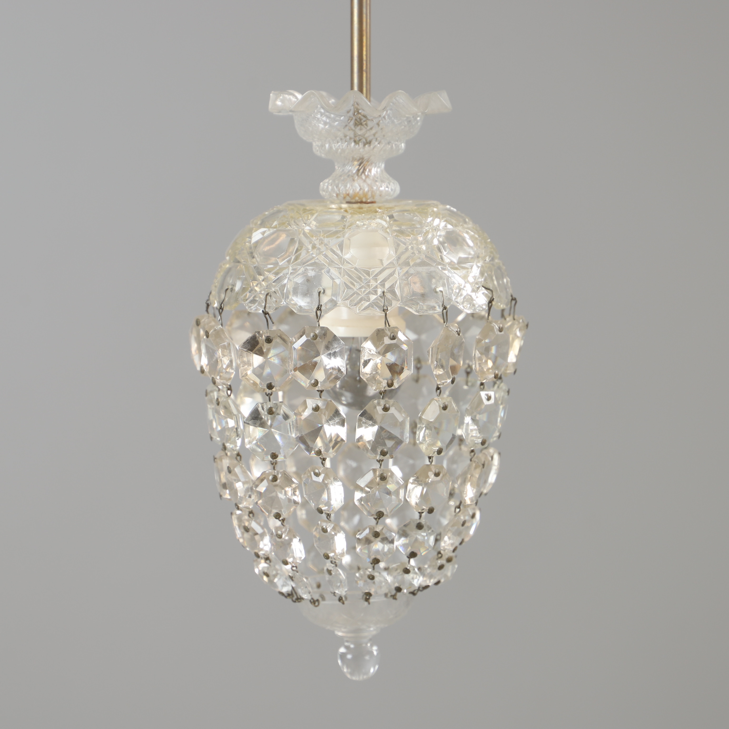 TAKLAMPA, glas med prismor, 1900-talets första del.