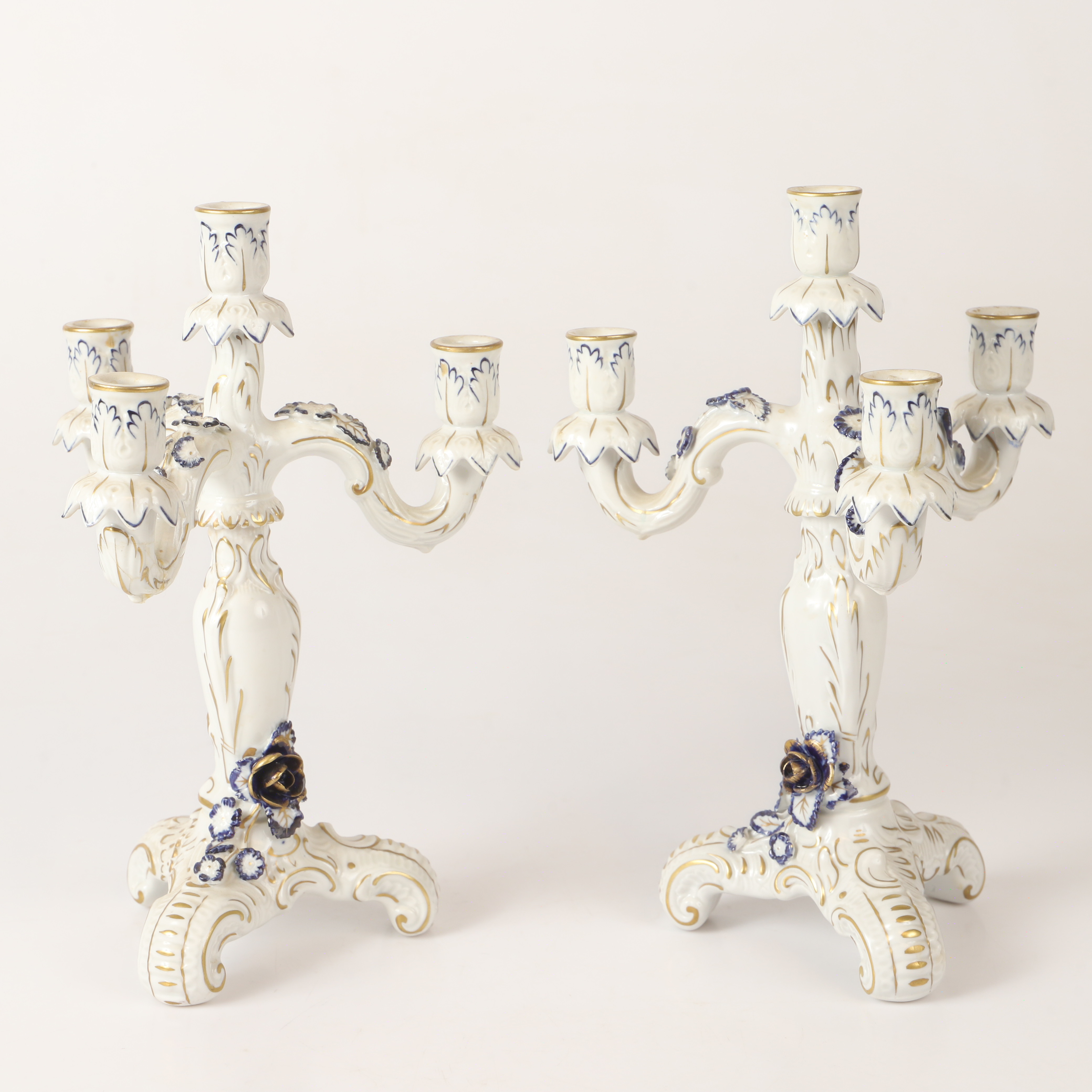 KANDELABRAR, 1 par, porslin, Porcelain Manufactory Plaue, Tyskland 1900-tal.