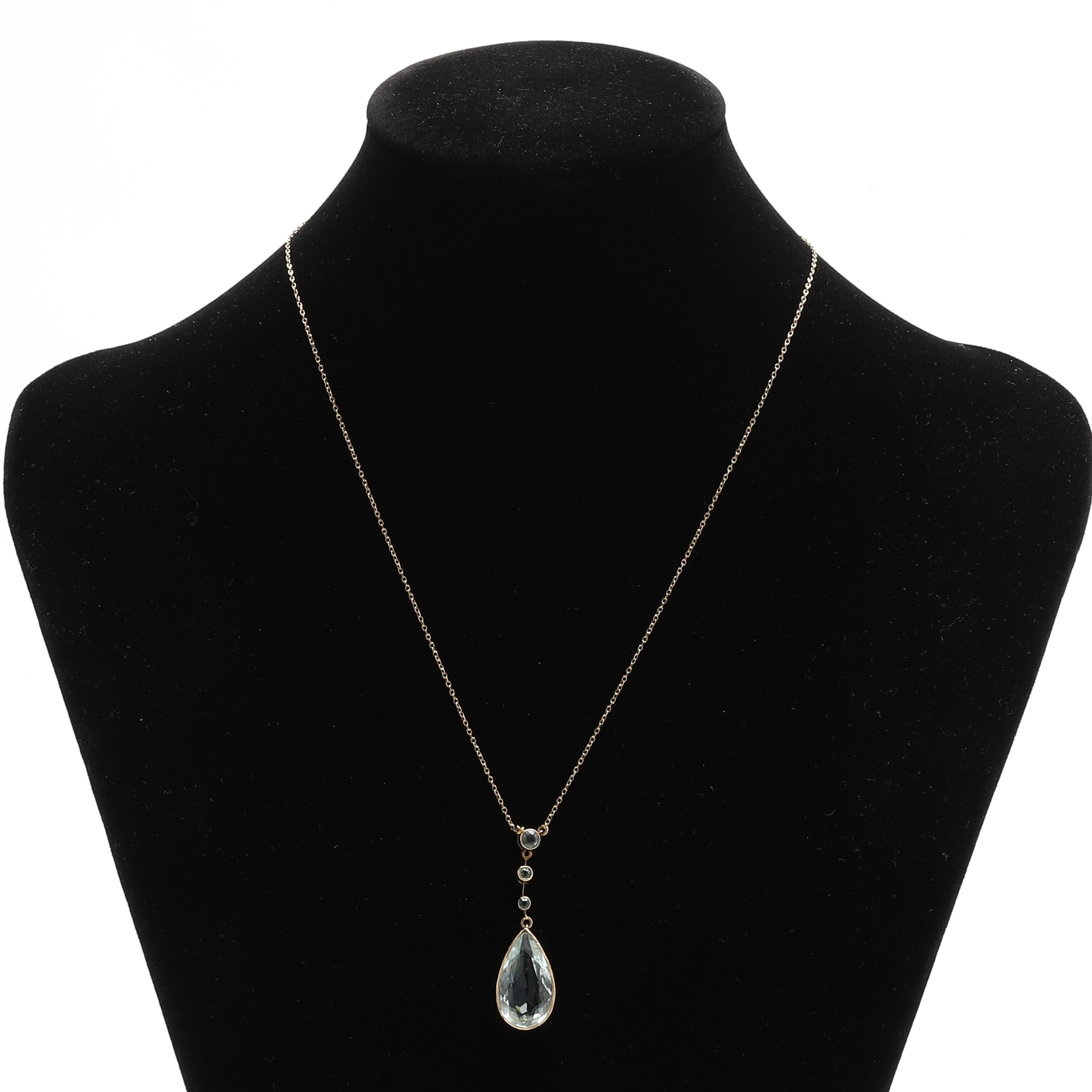 COLLIER MED HÄNGSMYCKE, 18 k guld. Med droppslipad akvamarin. Troligen Anders Nilsson, Lund, Årstämplad 1919.
