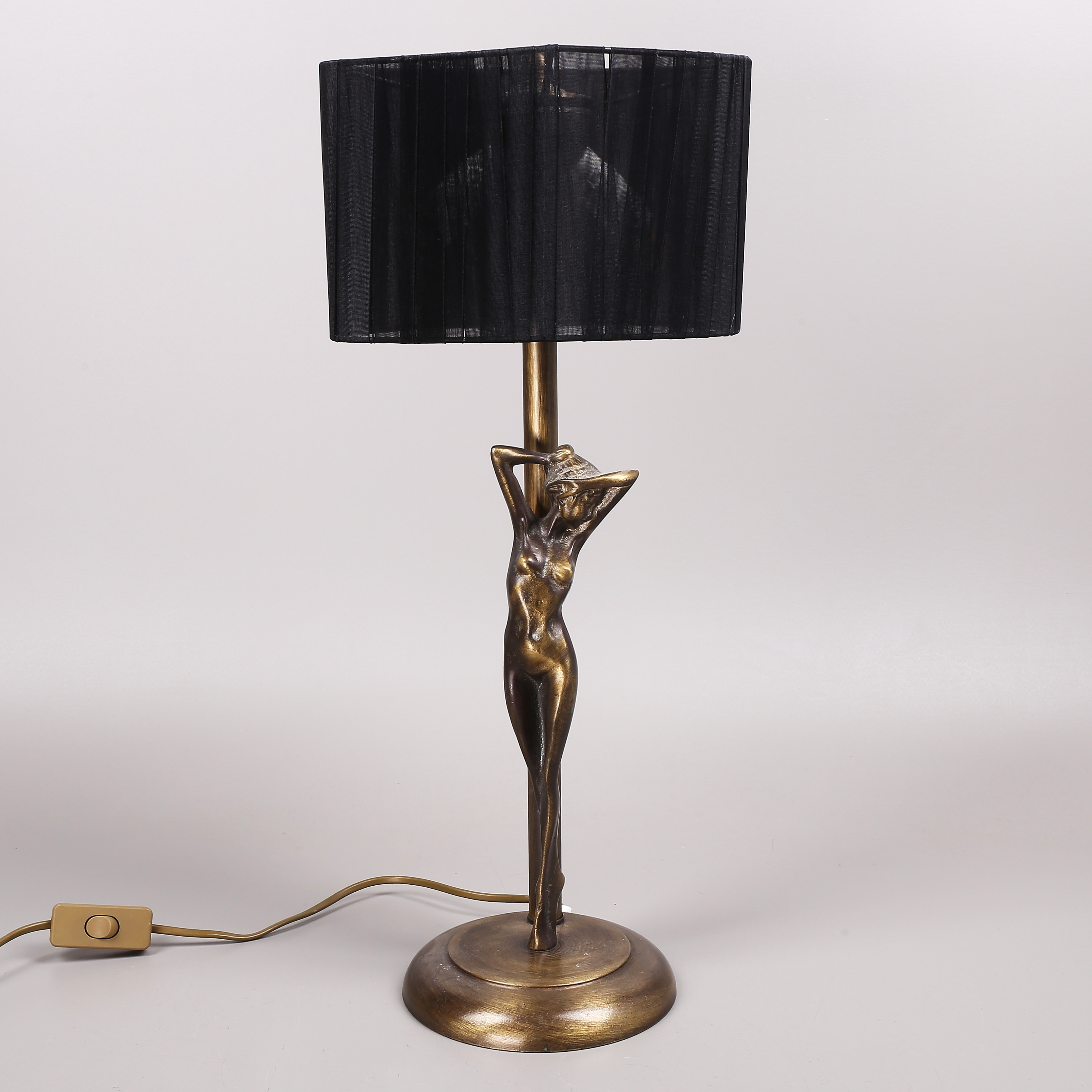 BORDSLAMPA MED KVINNOSKULPTUR, patinerad brons, art deco-stil, Ateljé Lyktan, 2000-tal.