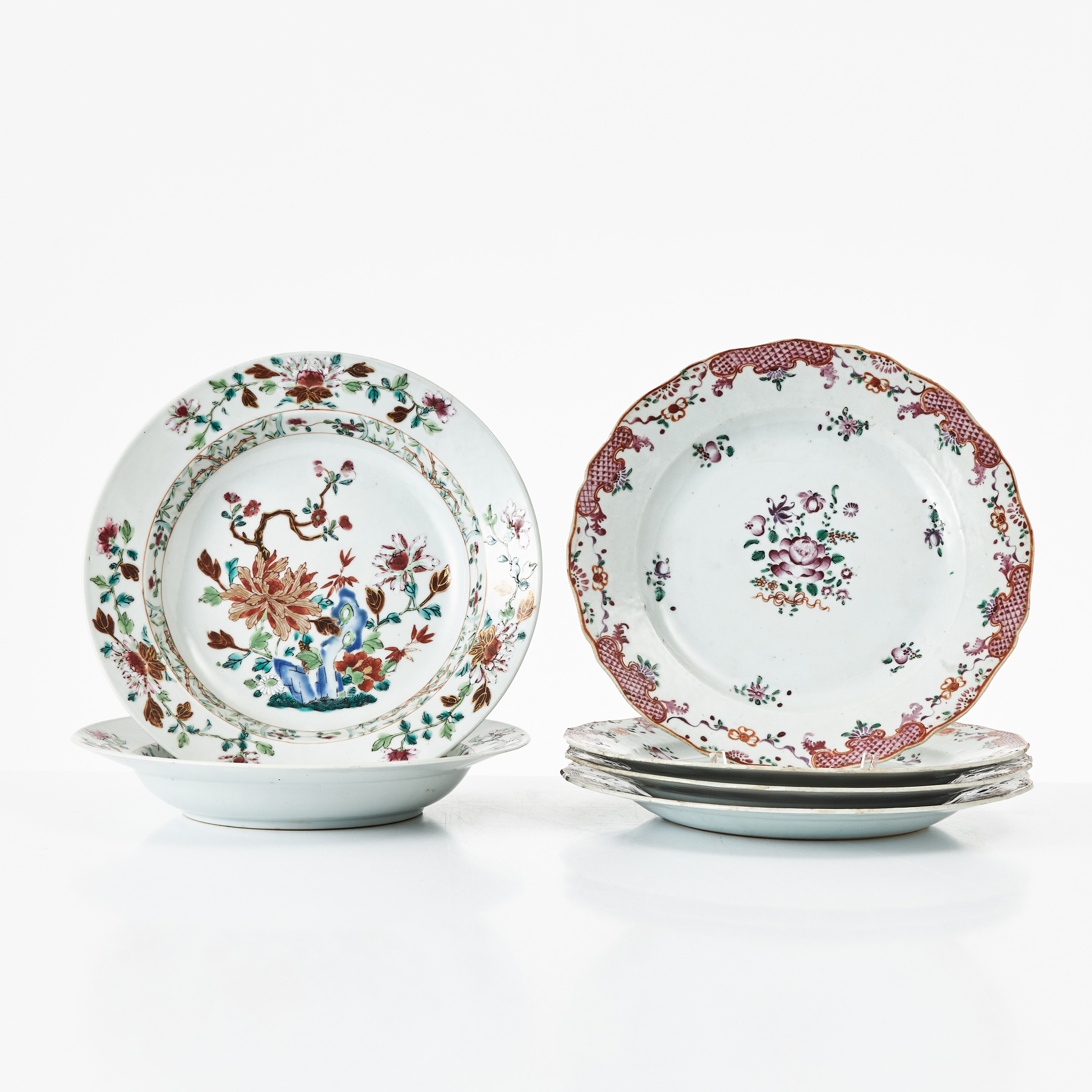 TALLRIKAR, 6 stycken, porslin, Kina, Qianlong (1736-1795), dekor i famille rose, varav 4 flata av samma modell, och 2 djupa av samma modell.