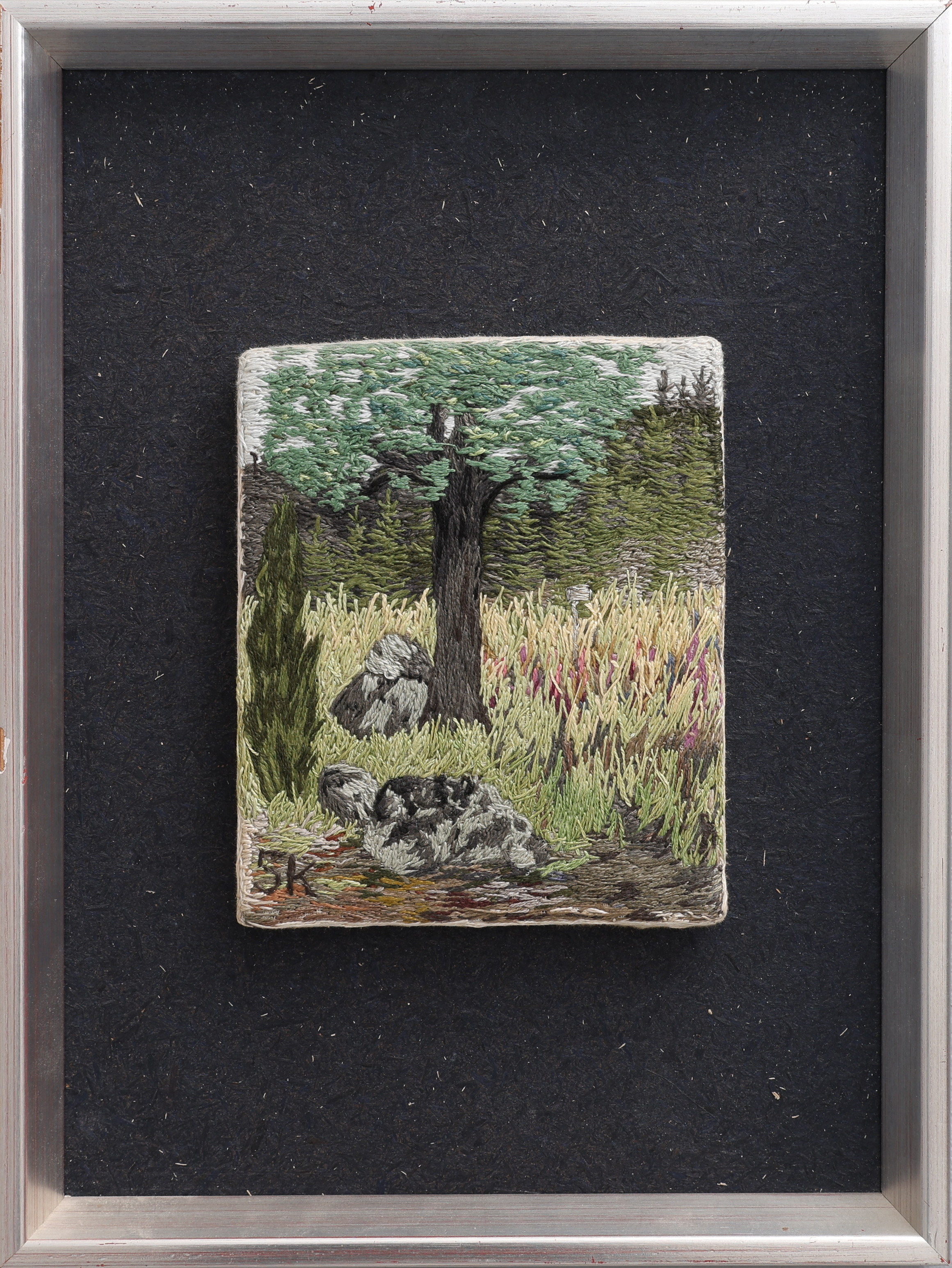 SOLVEIG KRISTIANSSON 1938-2026. SILKE OCH METALLTRÅD/GARNMÅLNING, "HÄR LÅG TORPET. BJÖRNAKULLEN", MONOGRAMSIGNERAD. O. 1975.