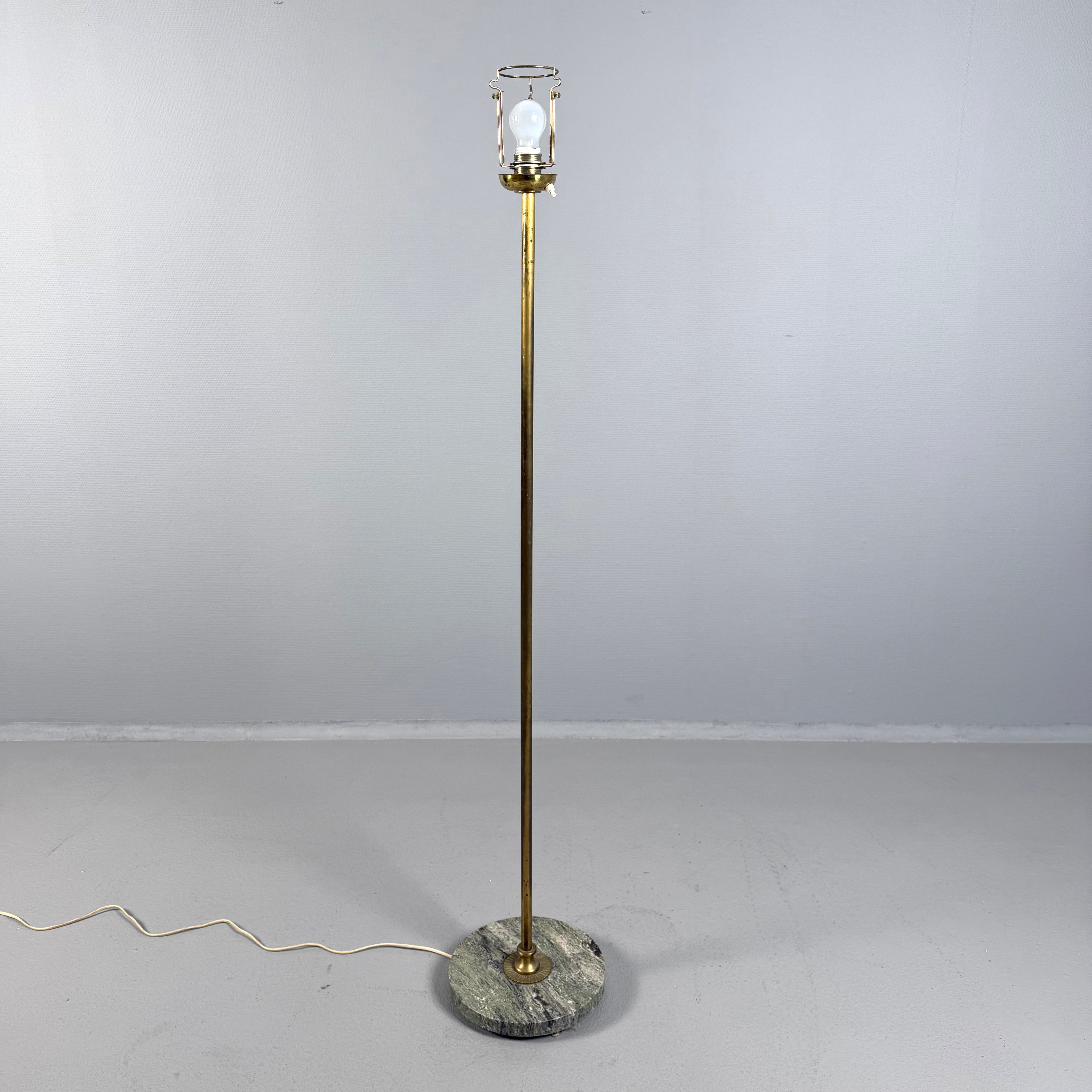 GOLVLAMPA, 1900-talets mitt, stomme i mässing, rund fot i kolmårdsmarmor med dekor i mässing.