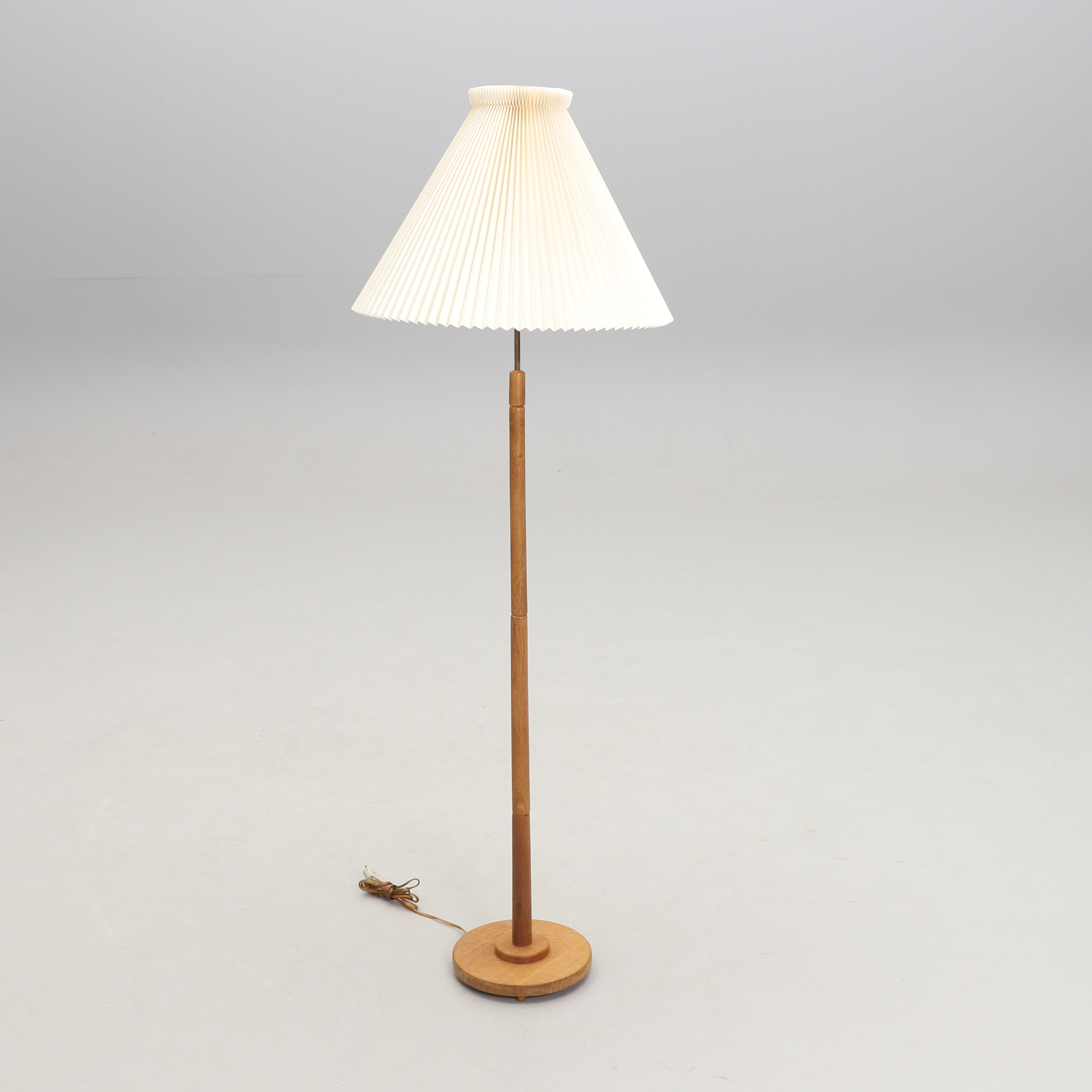 GOLVLAMPA, ek, med Le Klint-skärm, 1900-talets andra hälft.