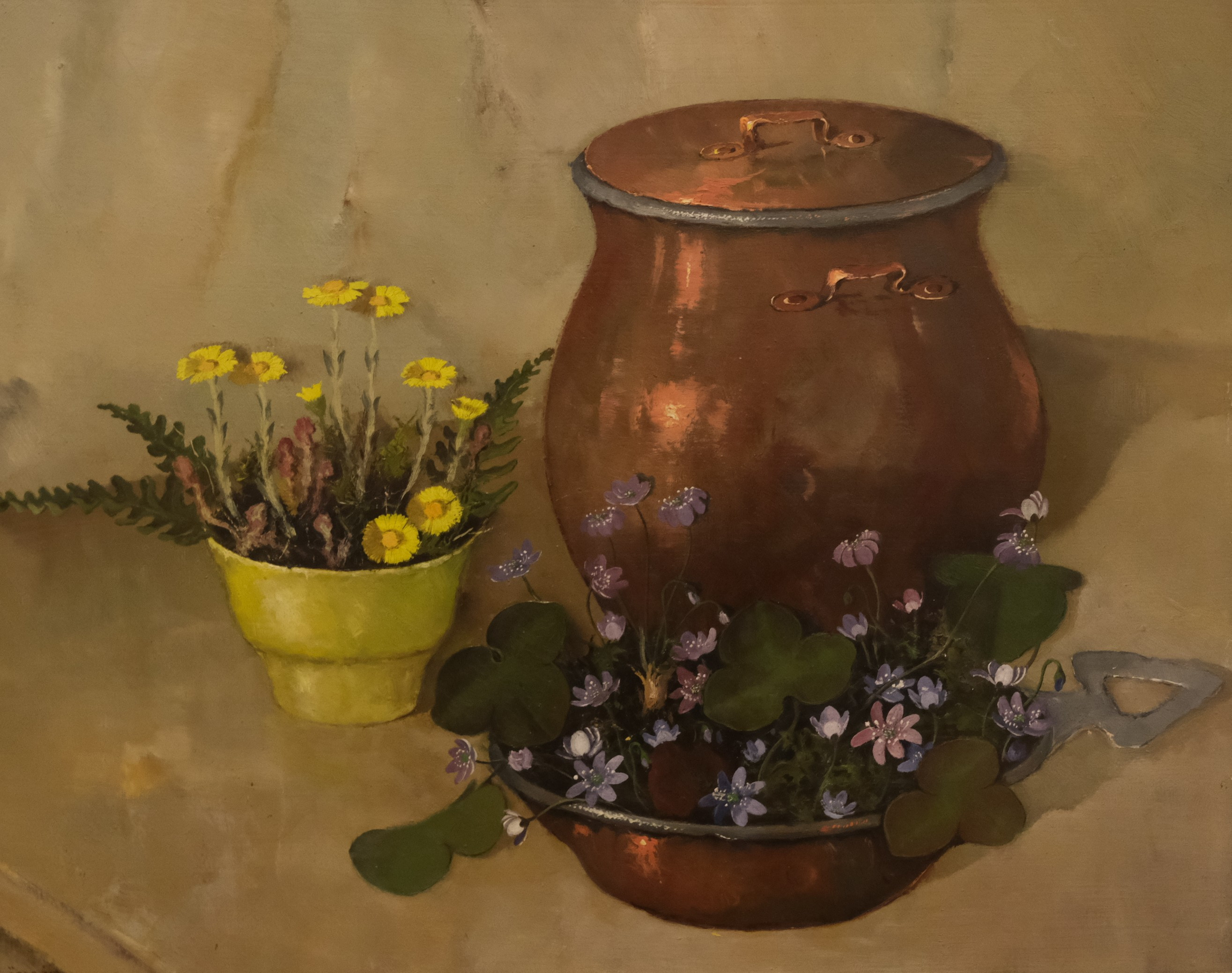 ARVID ÖSTRÖM. BLOMSTERSTILLEBEN MED BLÅSIPPOR OCH TUSSILAGO, OLJA PÅ PANNÅ.