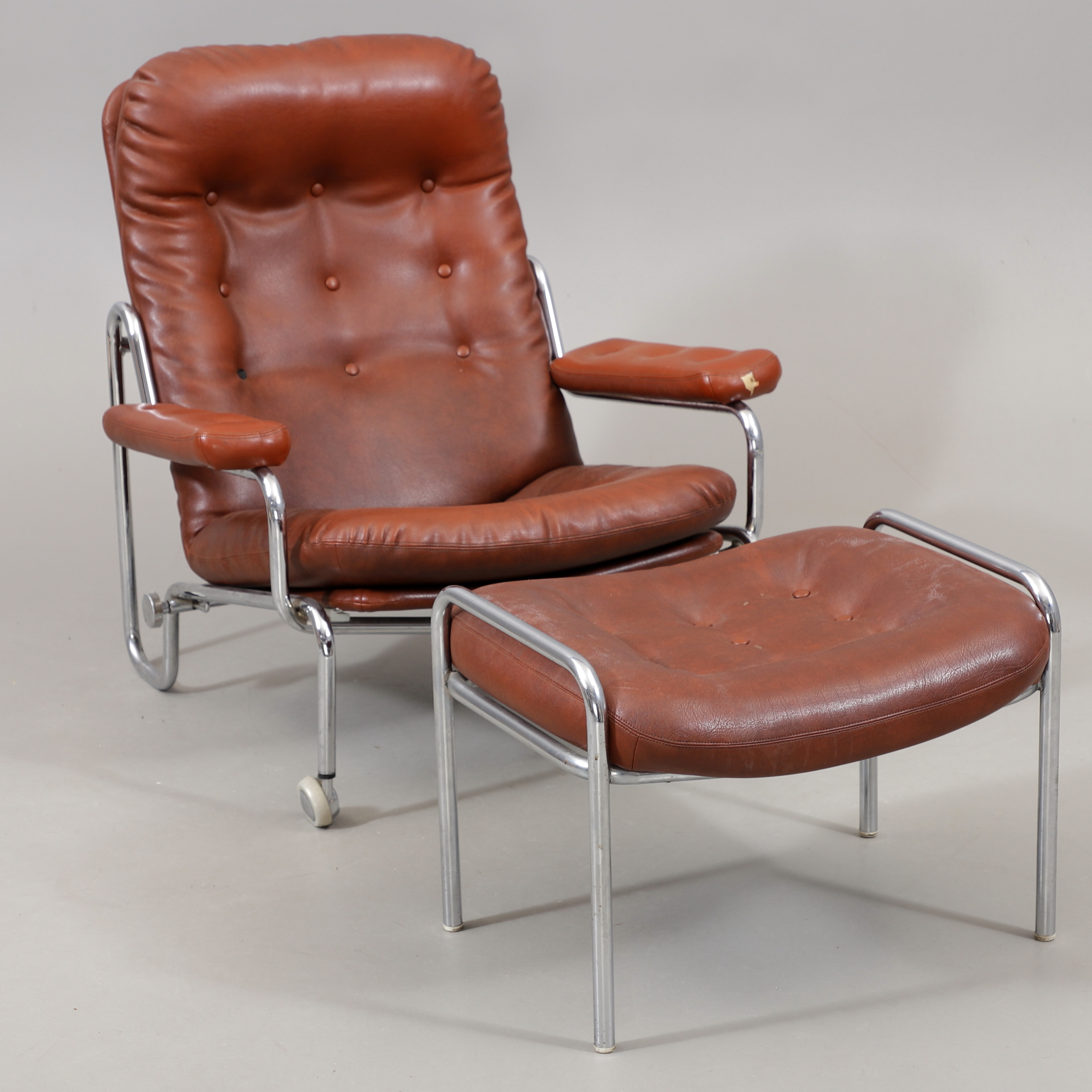 GÖTE ÖHRSKOG & FOLKE AGNÉR. Fåtölj med fotpall, konstläder/krom, "Relax" Göte Möbler Nässjö AB, 1970-tal.