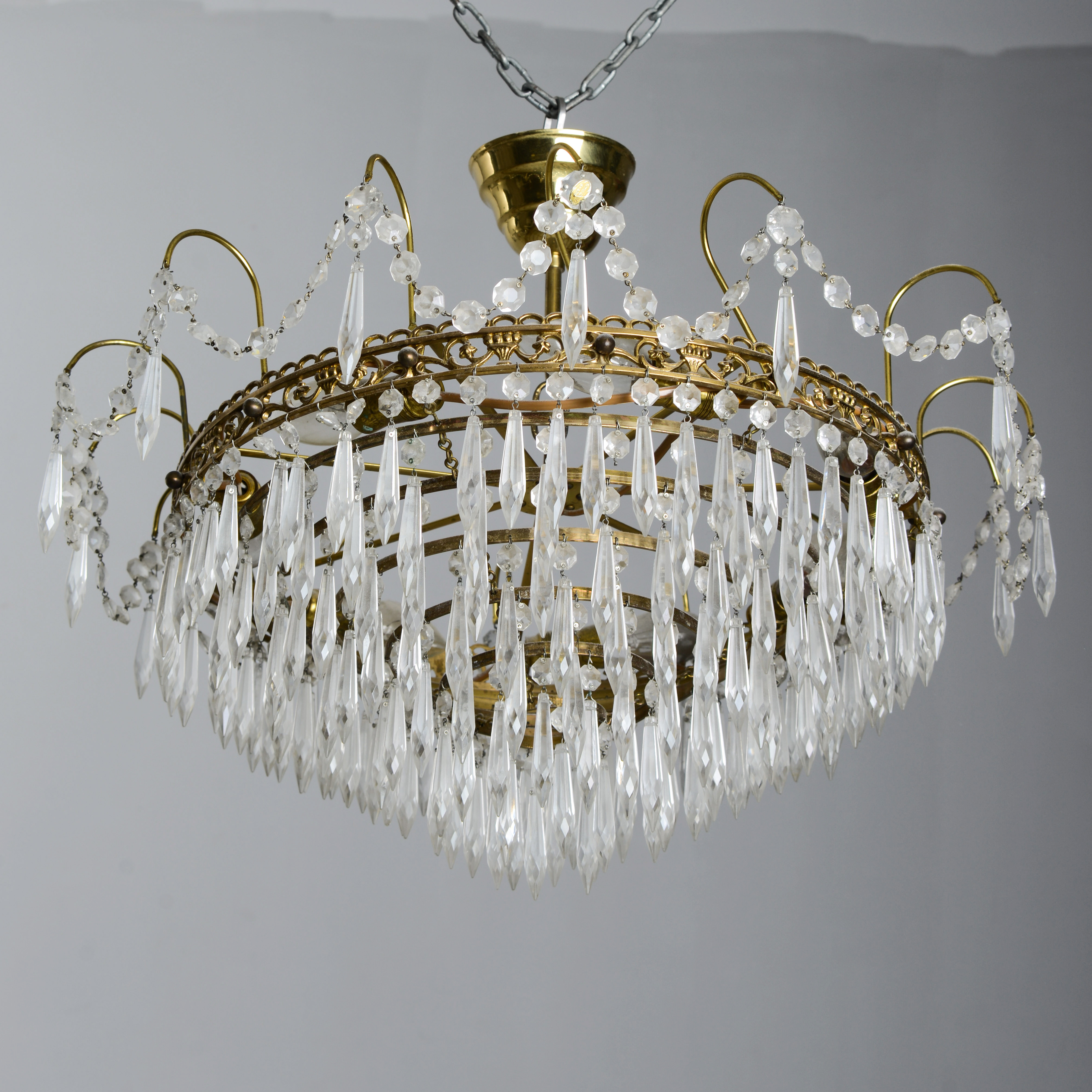 TAKLAMPA, med prismor, 1900-talets andra hälft.