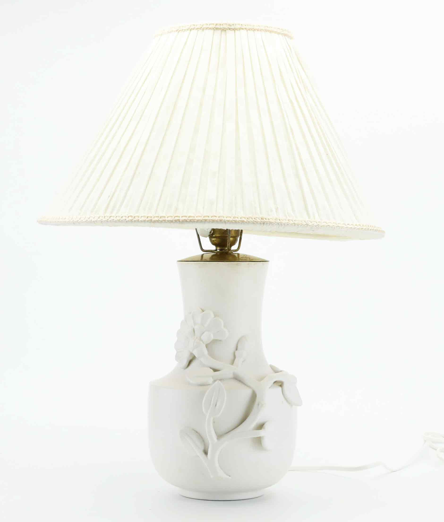 WILHELM KÅGE. Bordslampa, stengods, blomster i relief, Gustavsberg, 1930/40-tal.
