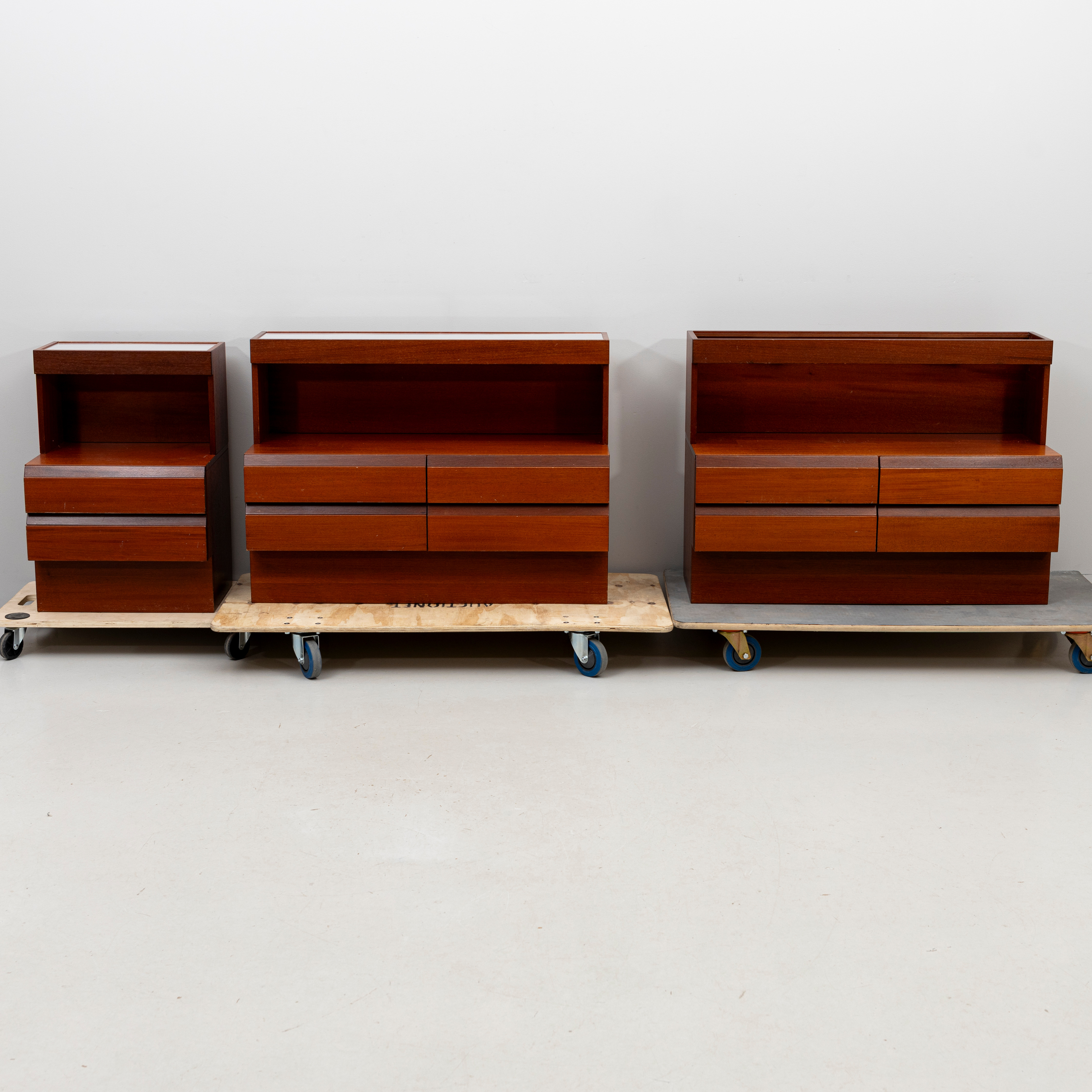MODULSYSTEM, 3 delar, teak, mahogny, med infälld belysning, 1970/80-tal.