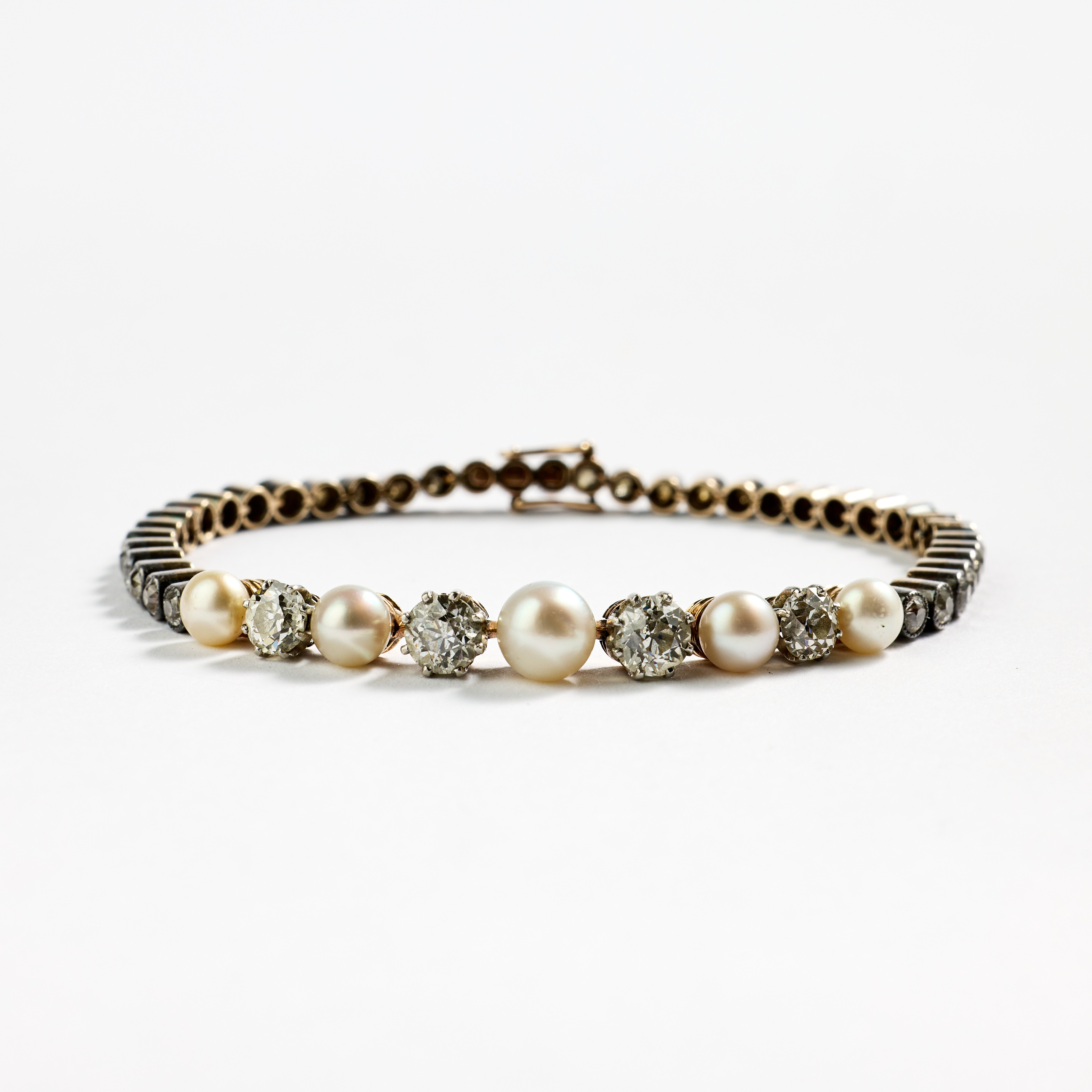 ARMBAND, silver och guld med odlade saltvattenpärlor och diamanter, 1900-talets första kvartal.