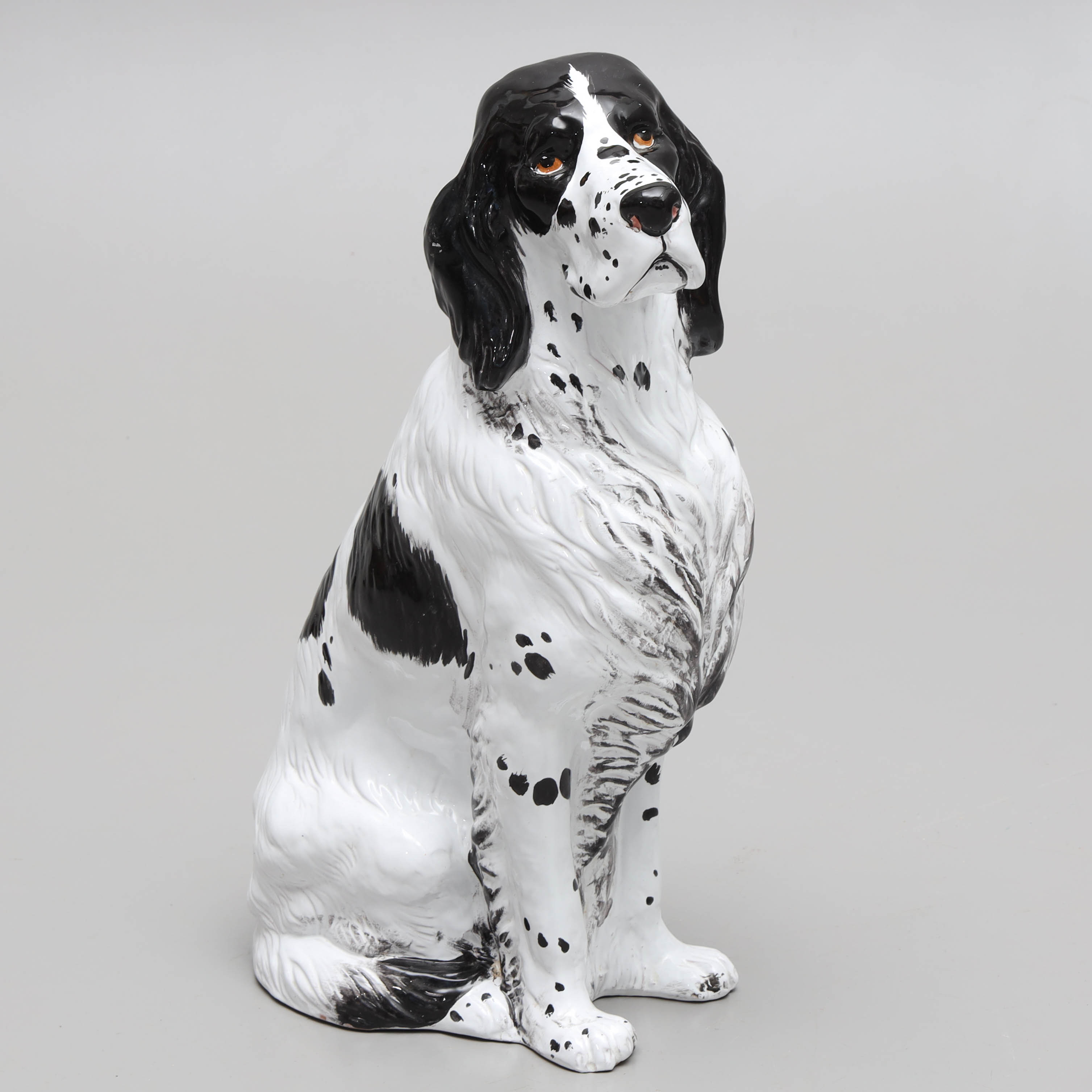 GOLVSKULPTUR, glaserad terrakotta, "Springer Spaniel", 1900-tal.