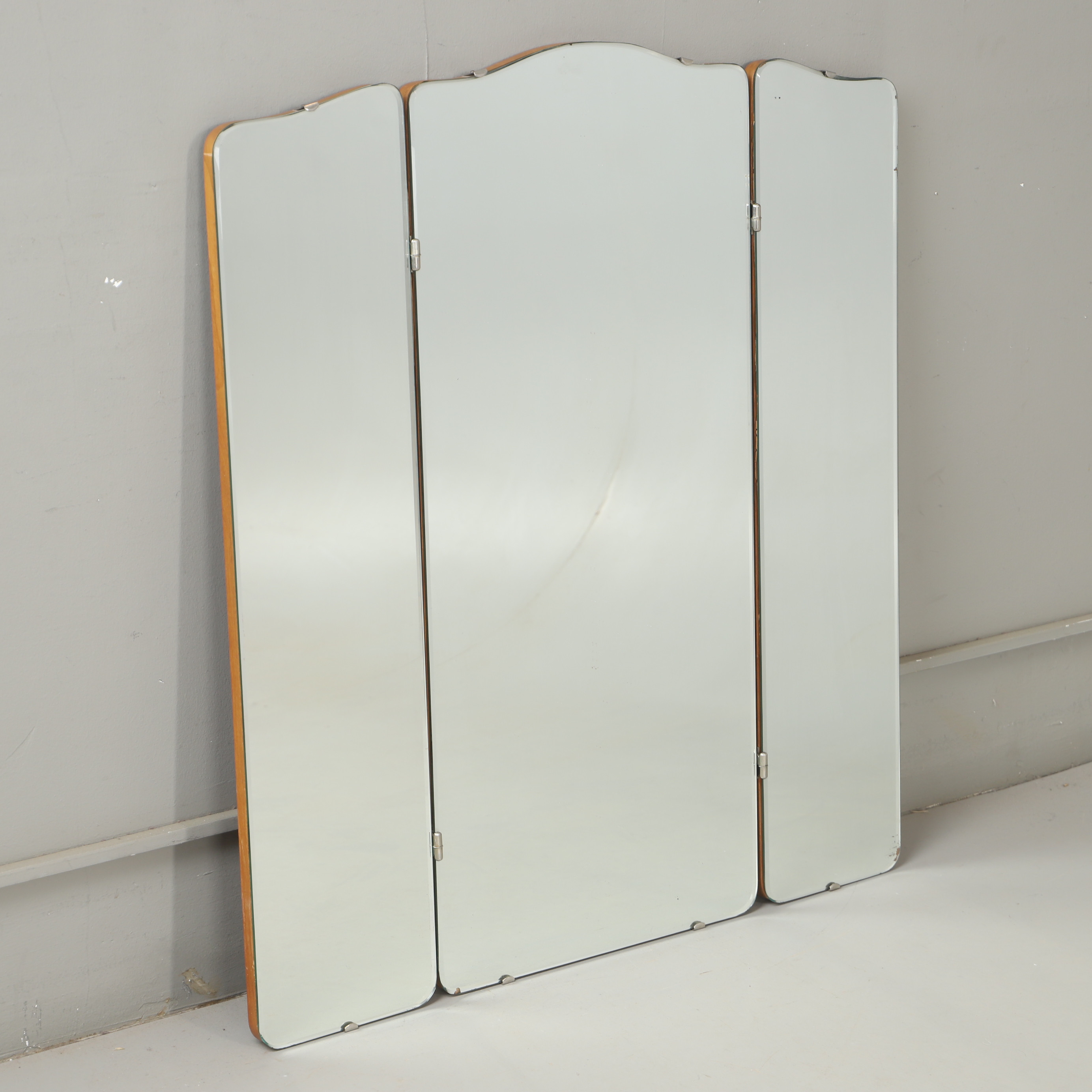 SPEGEL, 3-delad, fasettslipat glas, 1900-talets mitt.