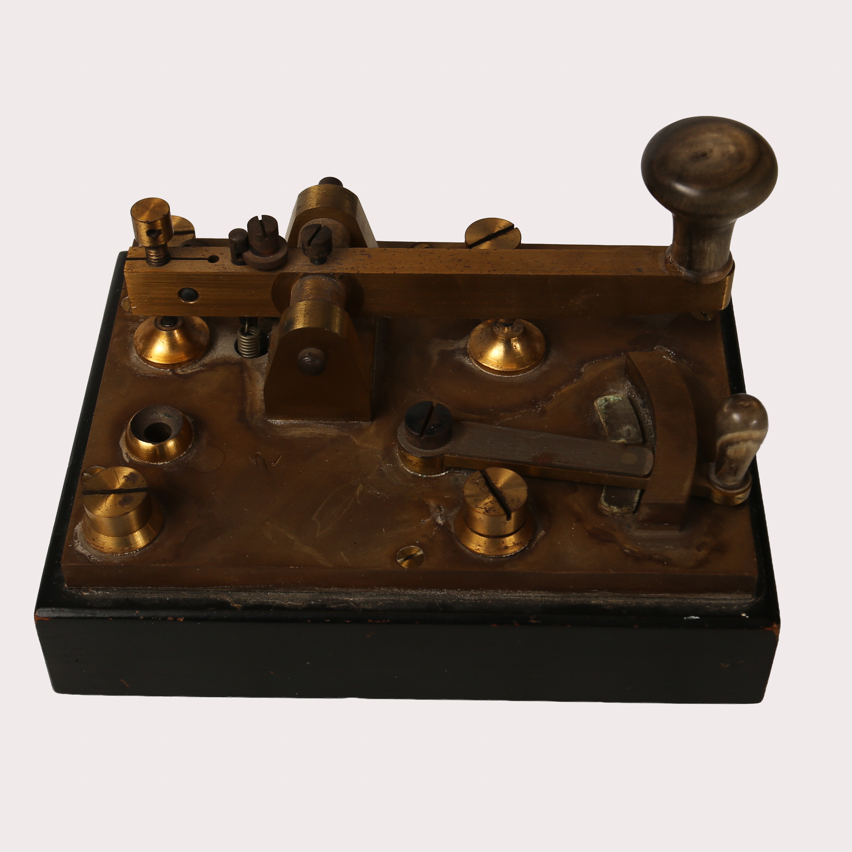 MORSENYCKEL, mässing, stål, blånerat stål, svärtat trä. Omkring 1900.
