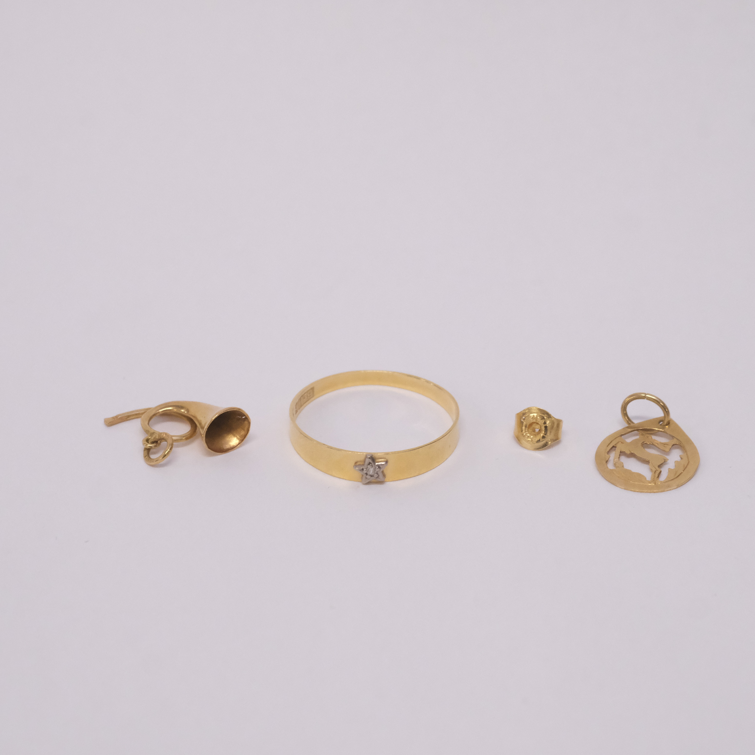 FYRA DELAR 18 K GULD.