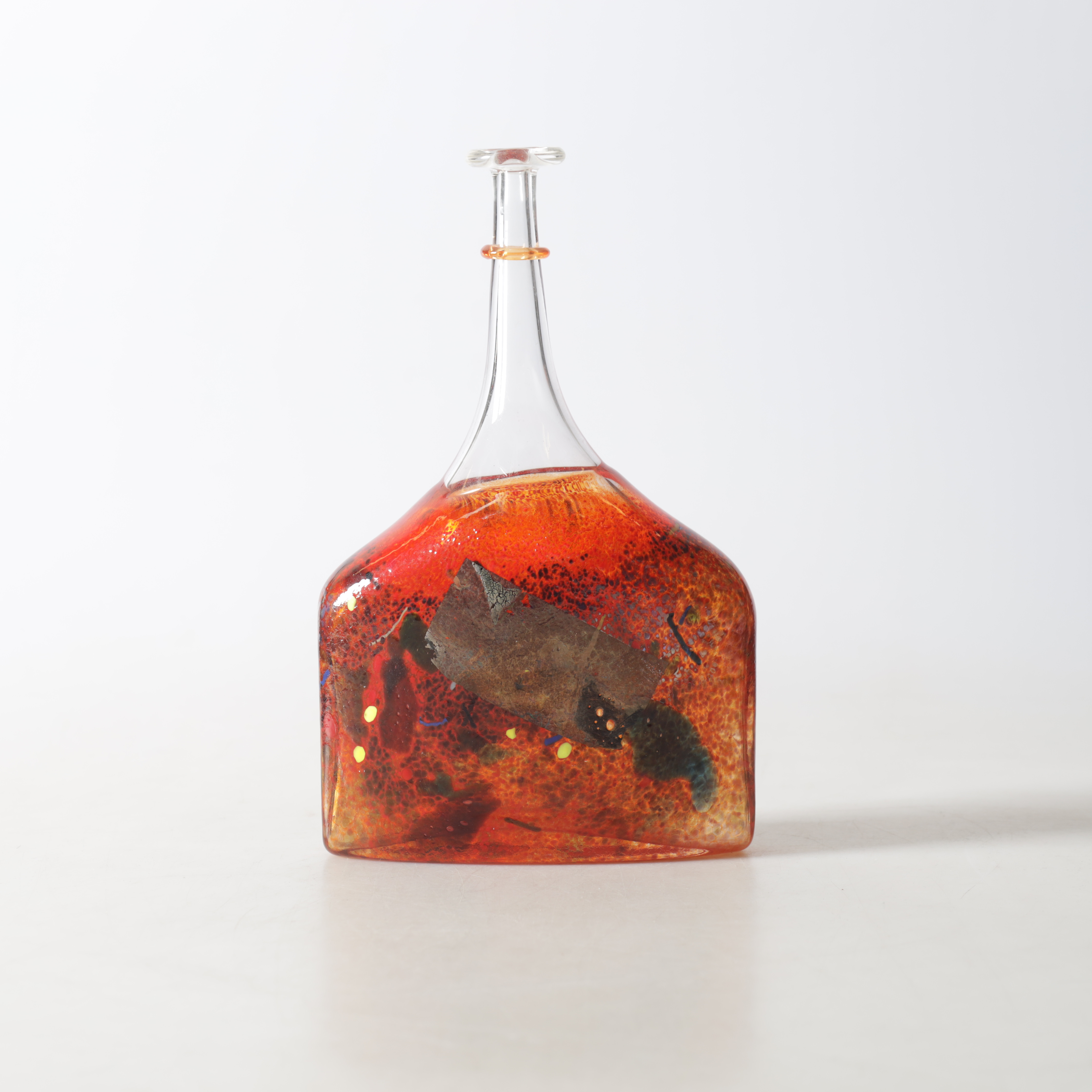 BERTIL VALLIEN. Flaska, glas, "Satellite", röd, Kosta Boda, signerad.