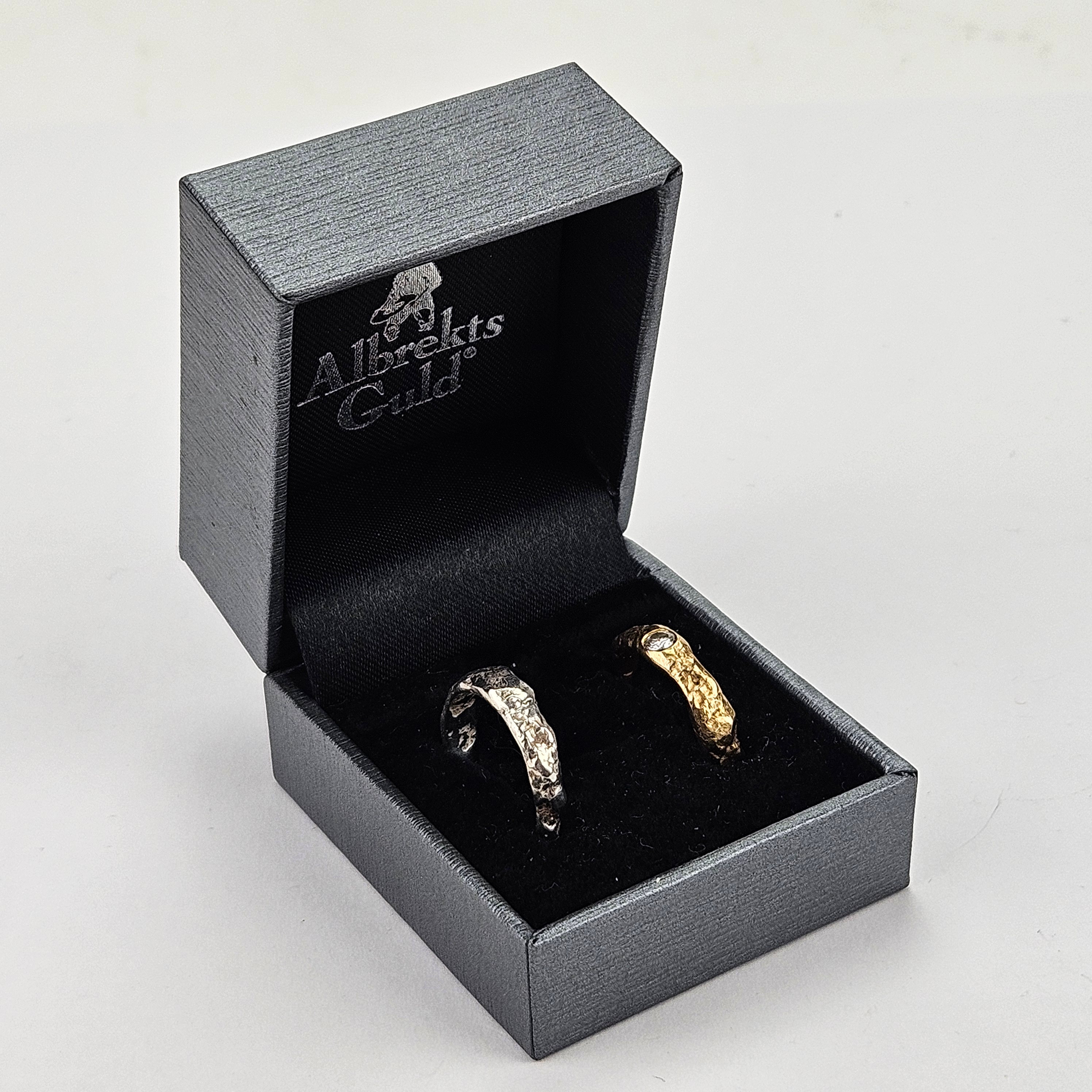 RINGAR, 2 st, guld samt silver, en med rosenslipad diamant, total vikt ca. 8.4g.