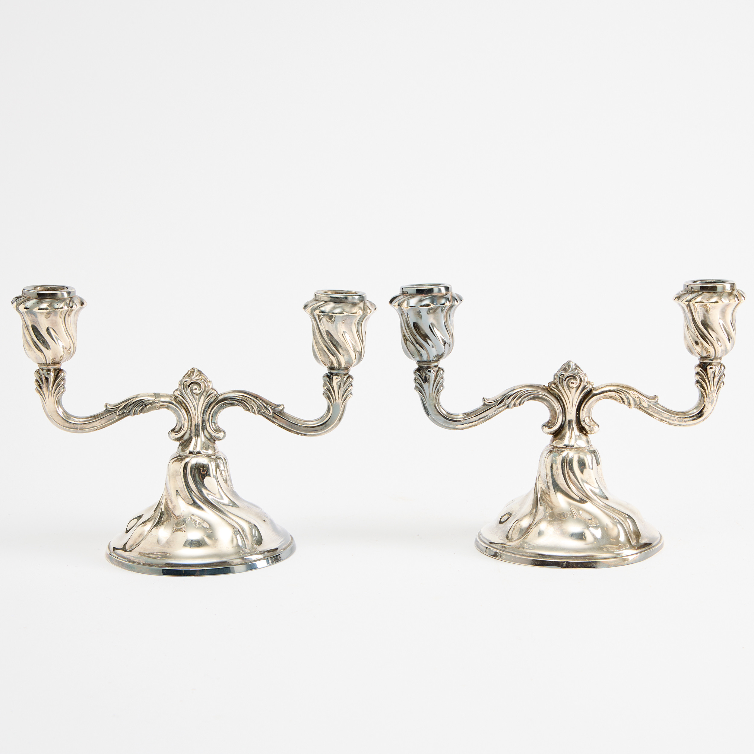 KANDELABRAR ett par silver svenska importstämplar rokoko-stil 1900-tal.