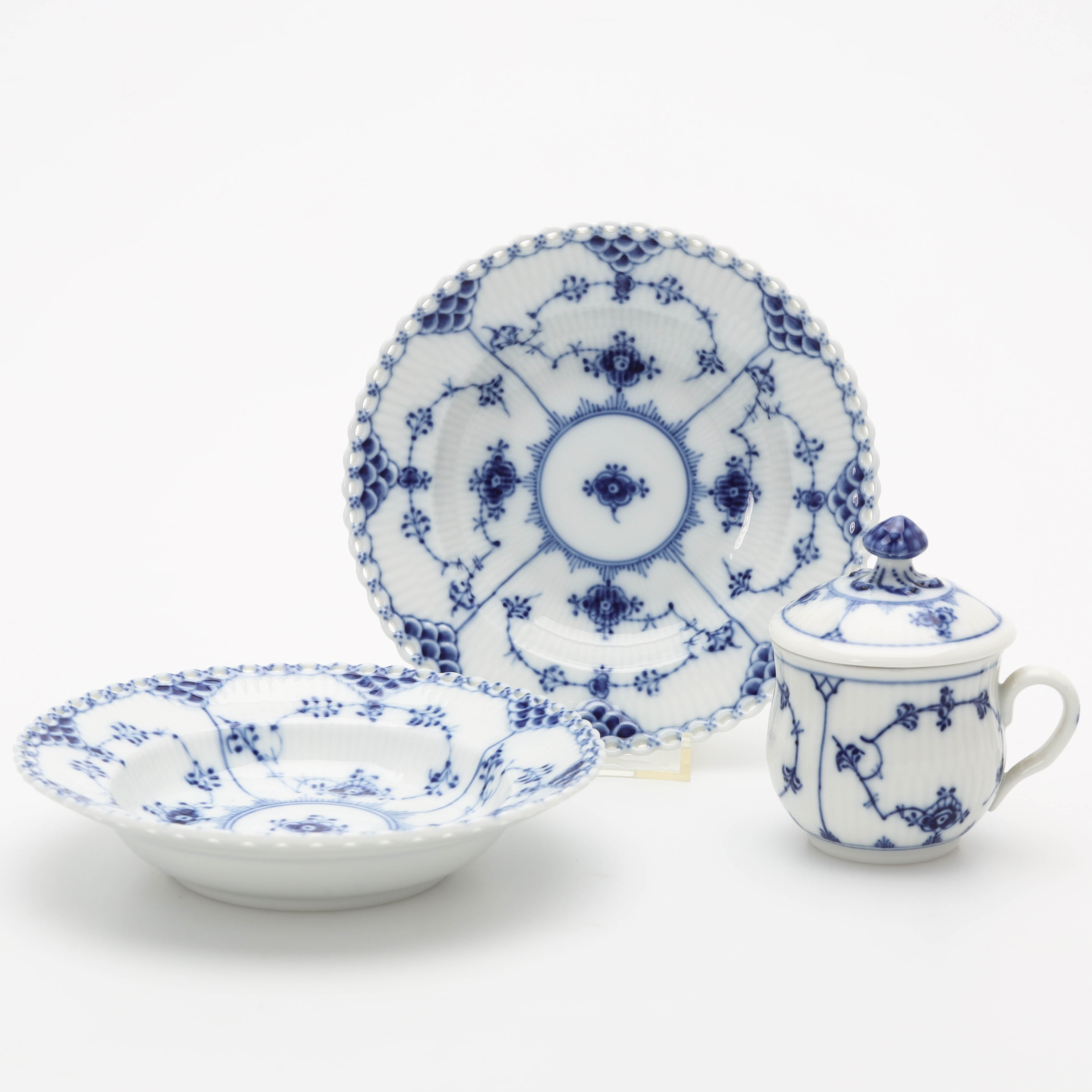 SERVISDELAR, 3 delar, Musselmalet, djupa efterrättstallrikar samt moccakopp, 1:a sortering, Royal Copenhagen.
