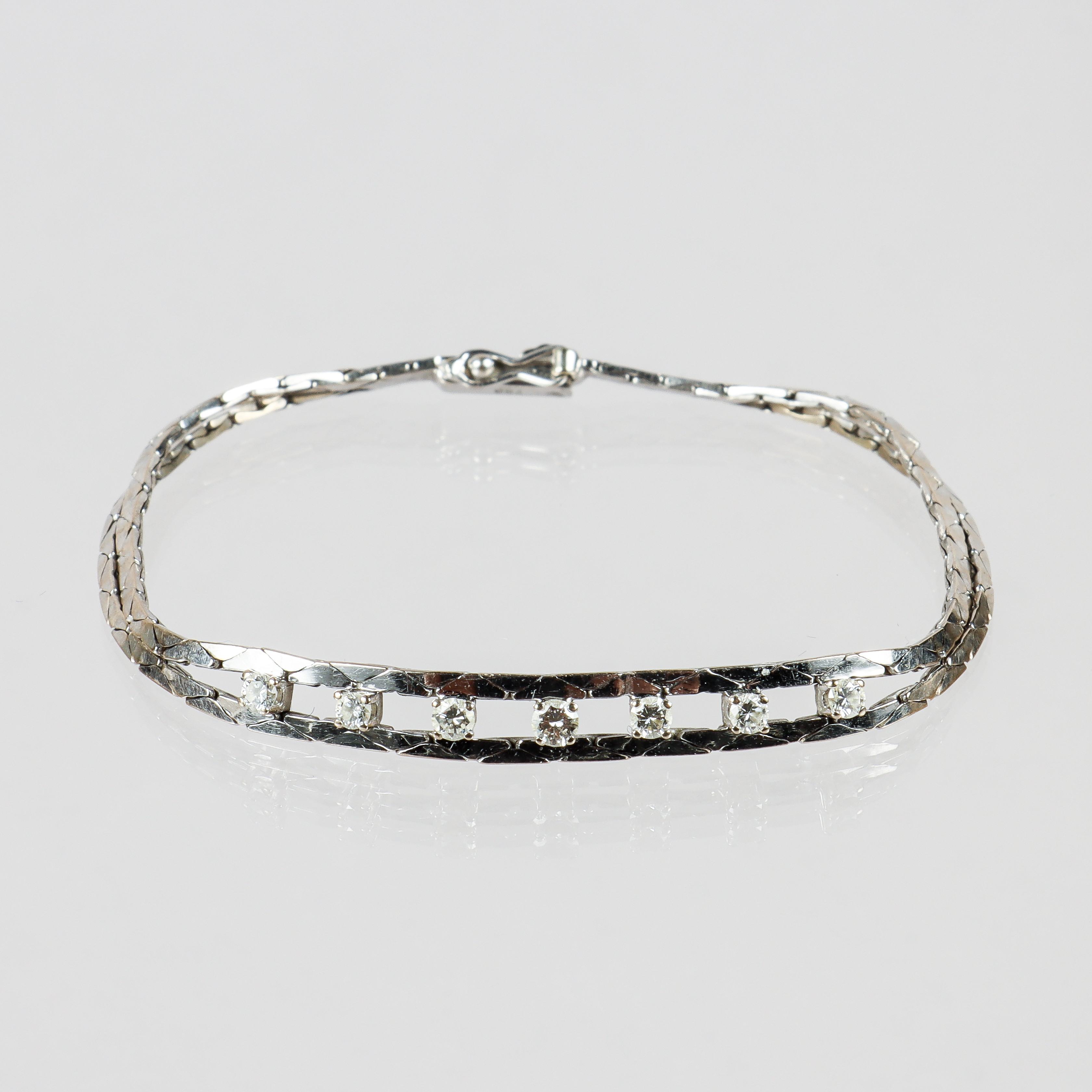 ARMBAND, 18k vitguld med 7 stycken briljanter på totalt 0,40 ct. enligt gravyr.