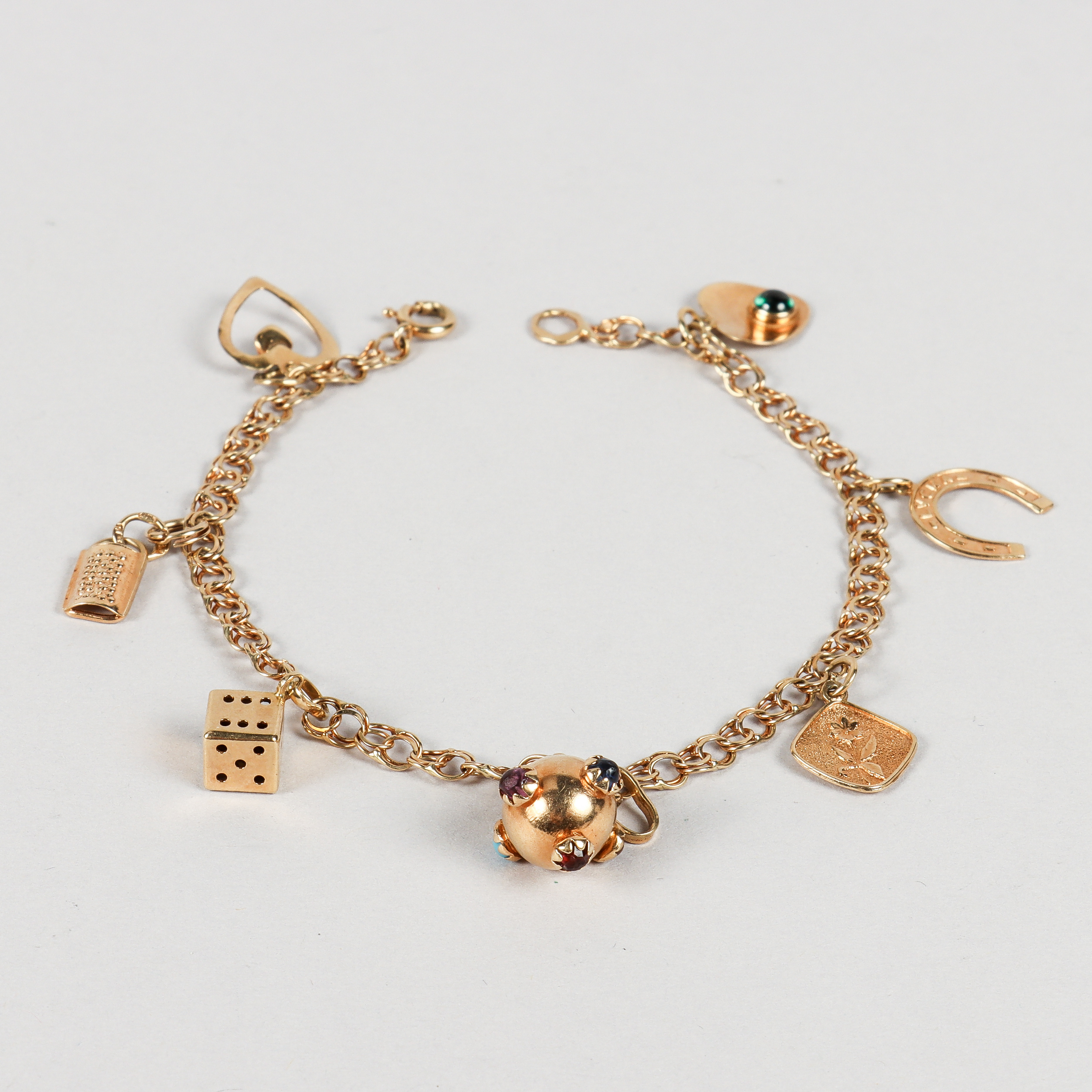 ARMBAND, Bismark med berlocker, 18k guld.