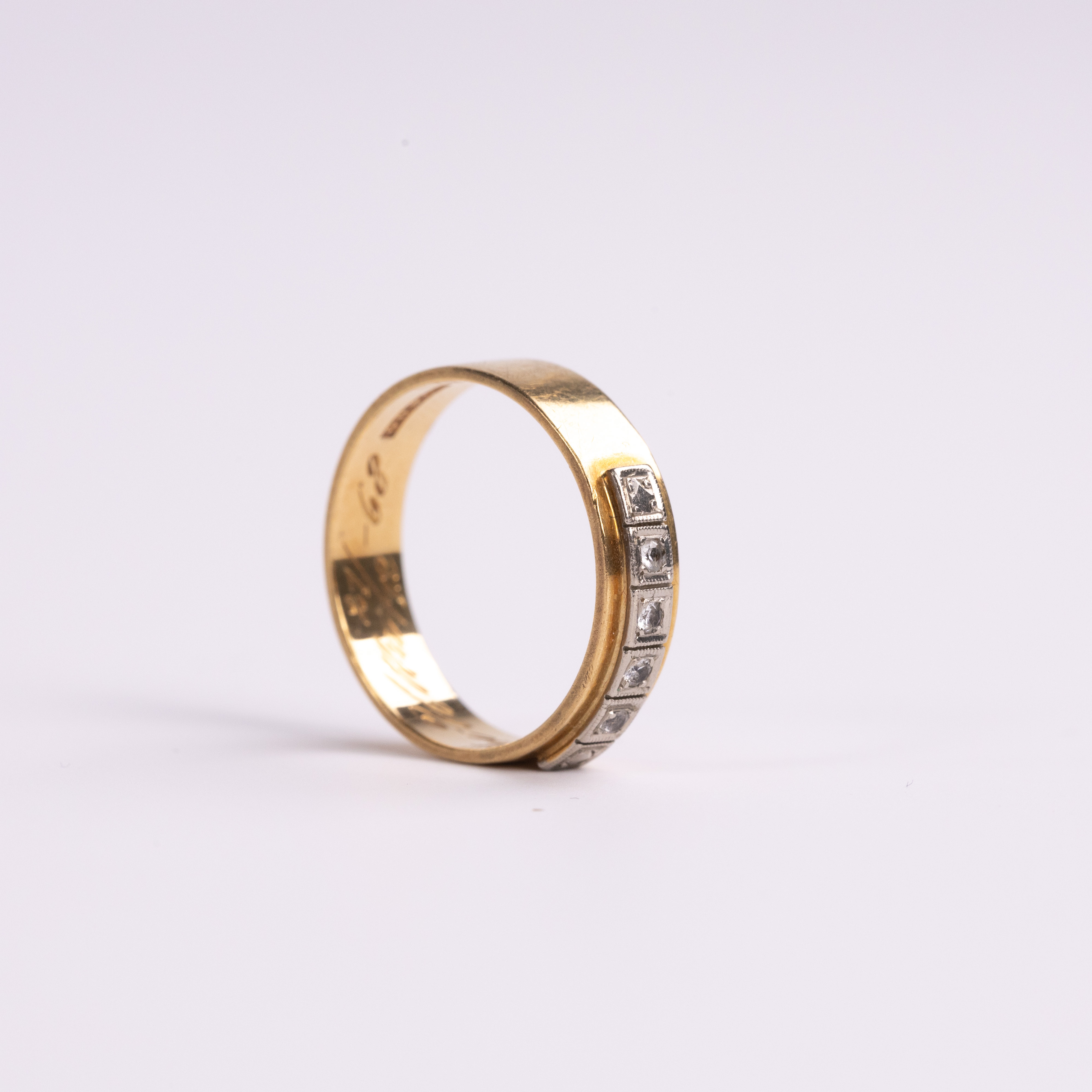 RING, 18k guld, med 5 st färglösa stenar.