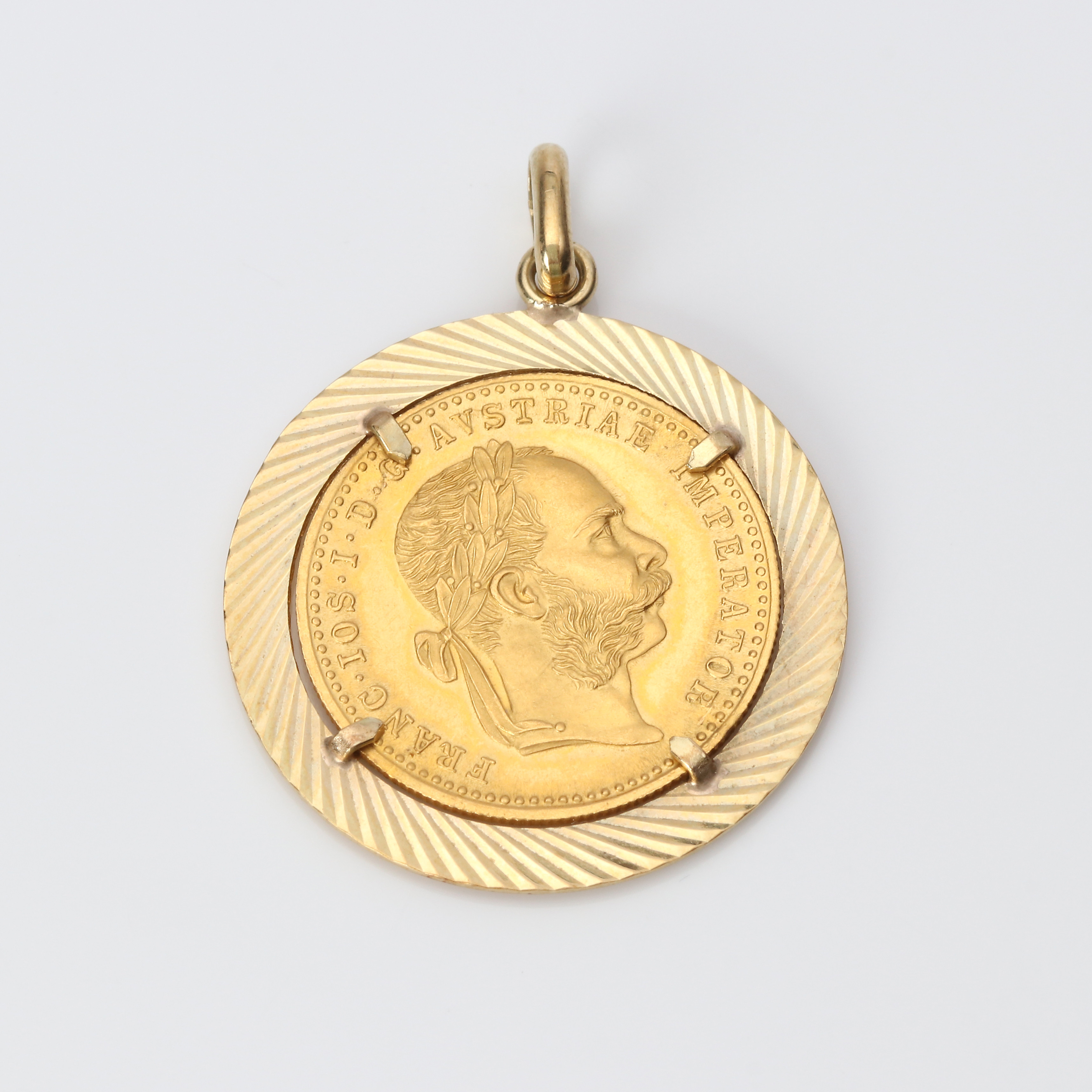 HÄNGE MED GULDMYNT, 1 DUKAT. 23k guld, monterad på hänge 14k guld, Österrike-Ungern 1915, totalvikt ca 4,88 gram.