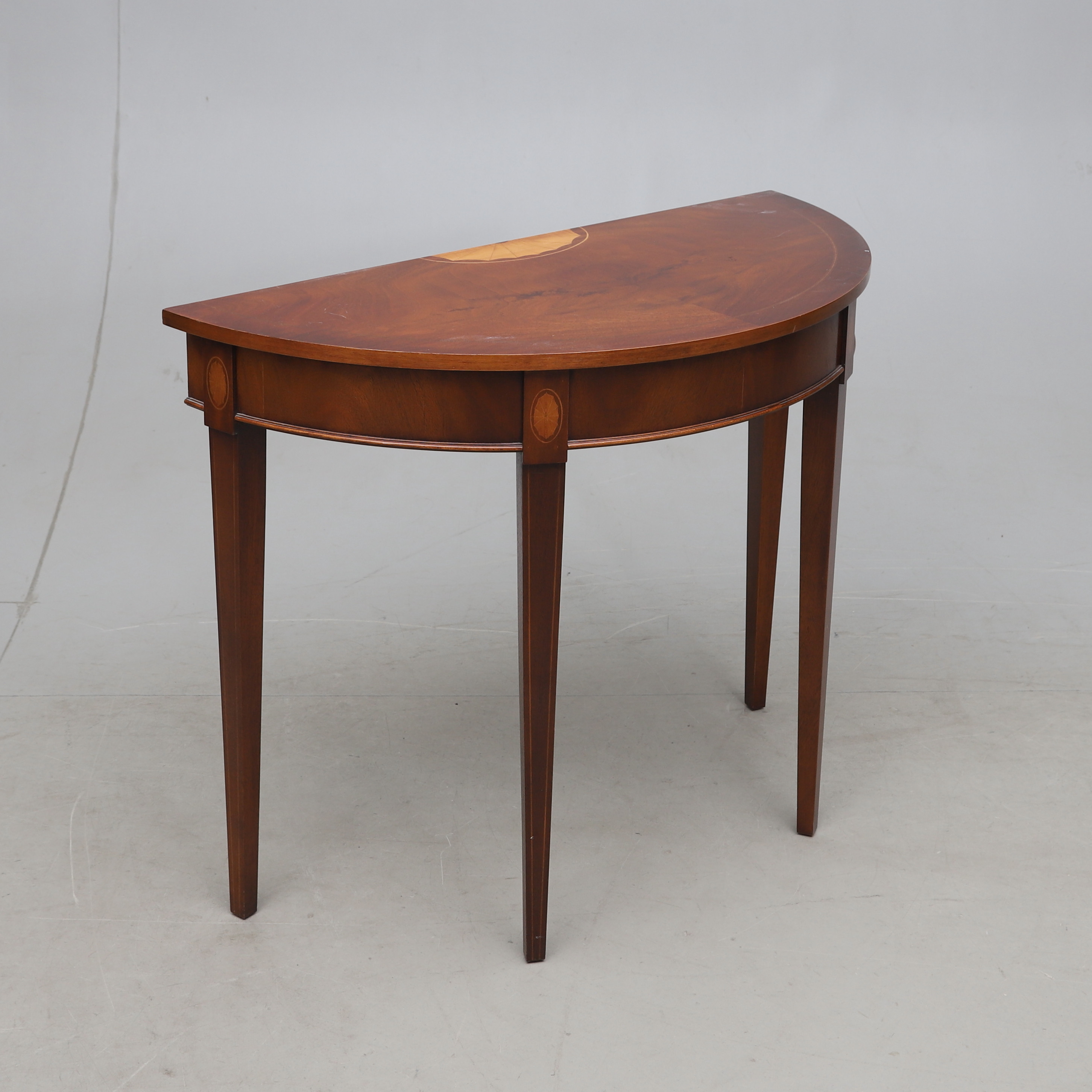 KONSOLLBORD, Halvmåne, Mahognyfanér, intarsia, Bradley, England, 1900-talets andra hälft.