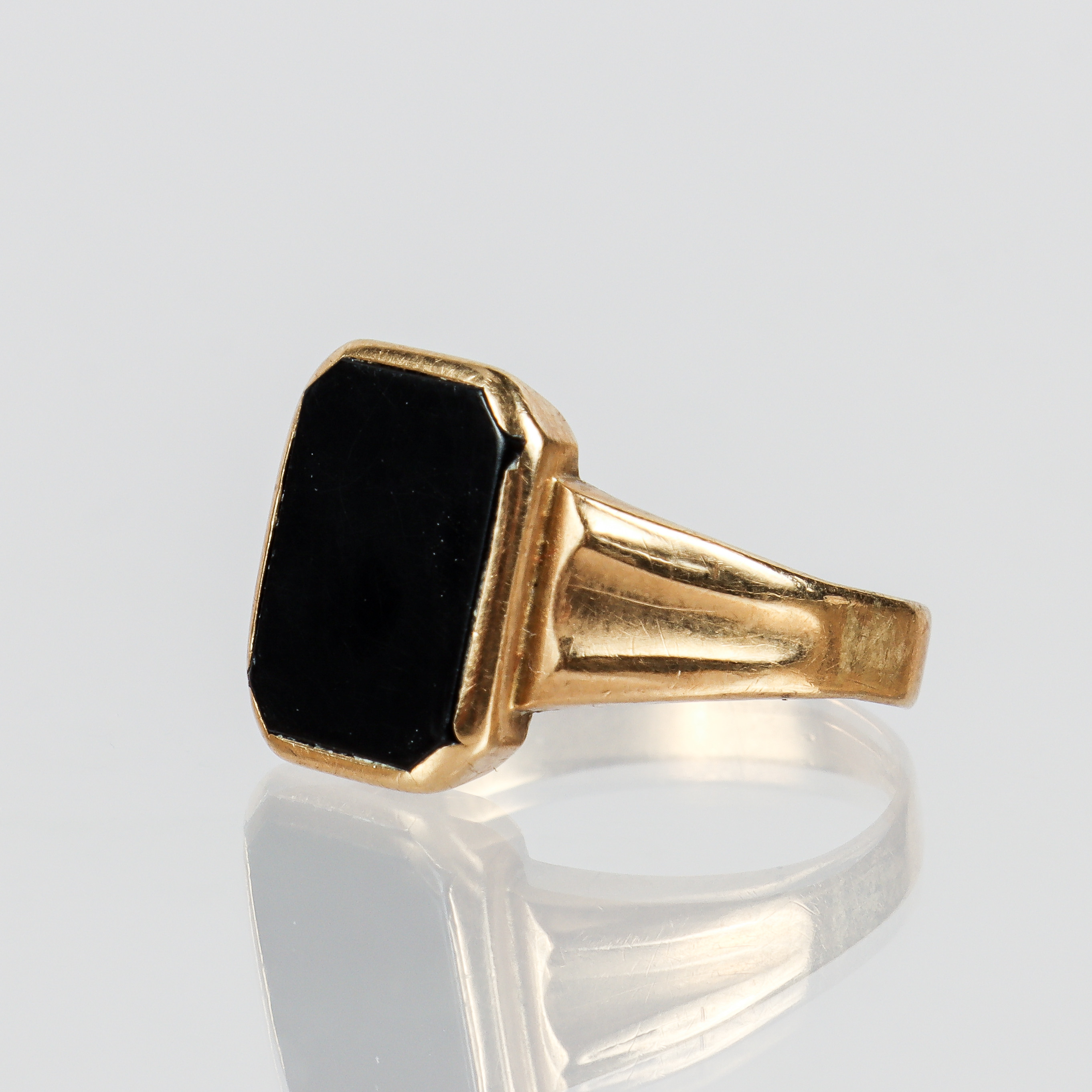 KLACKRING, 18k guld med svart onyx.