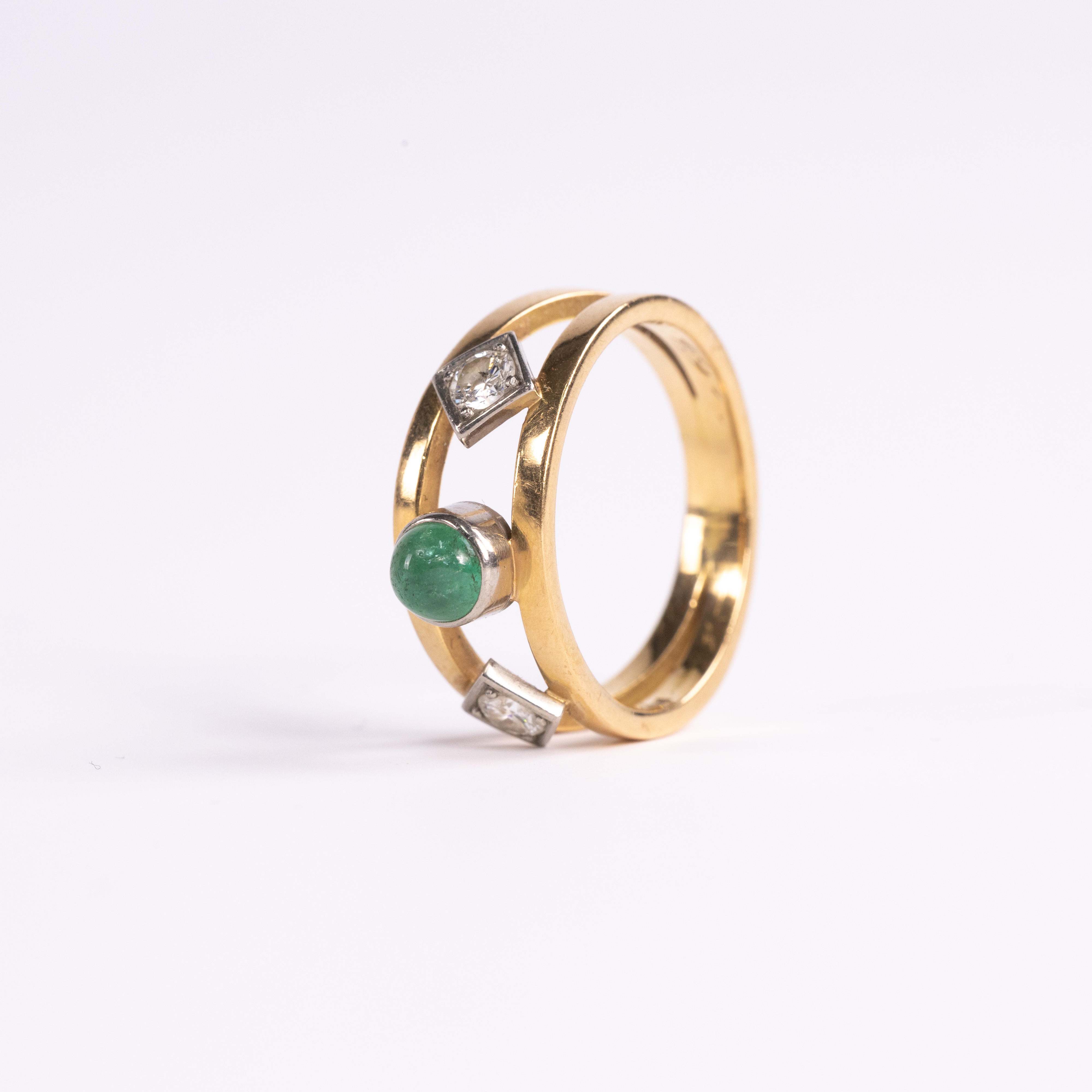 RING, 18k guld, 2 st diamanter á ca 0,2 ct, grön sten.
