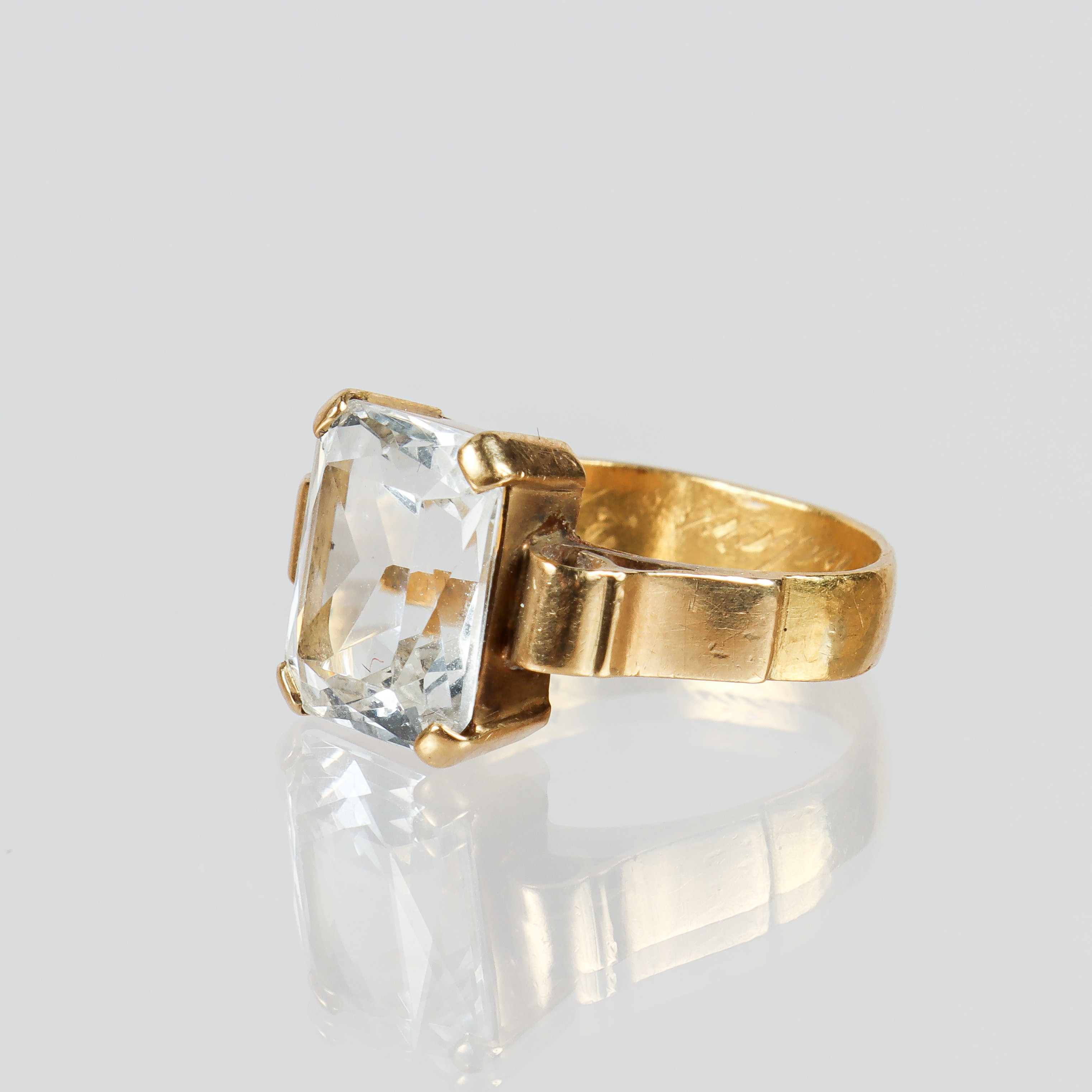 RING 18k guld med facettslipad bergkristall.