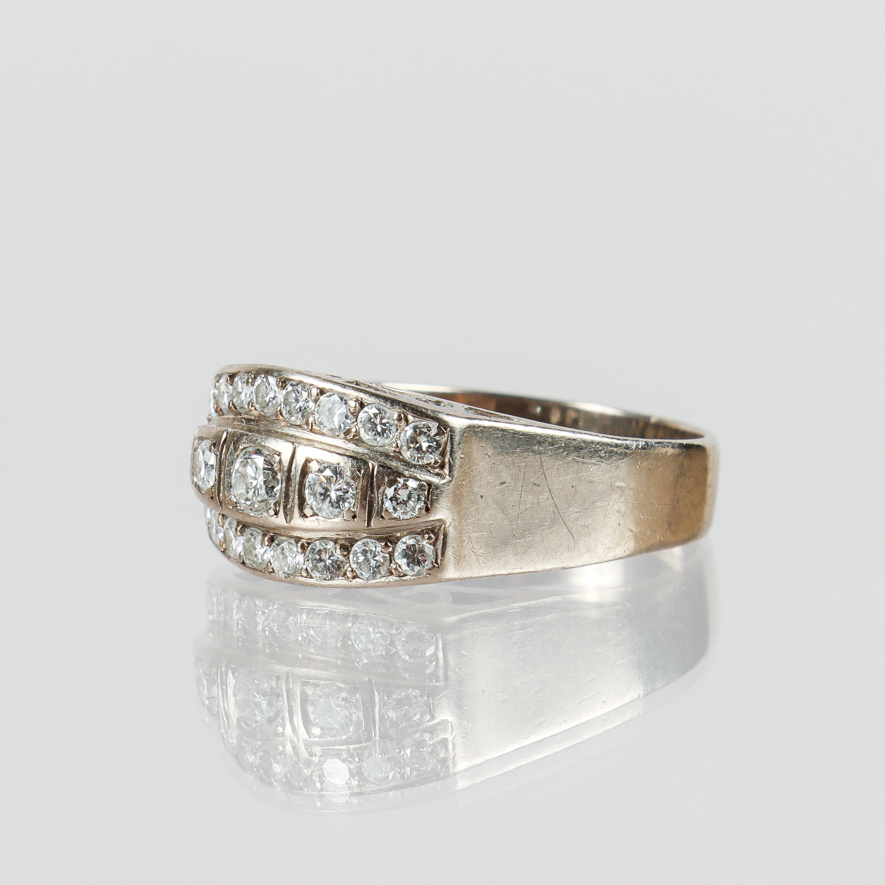 RING, 18k vitguld med 21 stycken biljantslipade diamanter på totalt 0,57 ct. enligt gravyr.