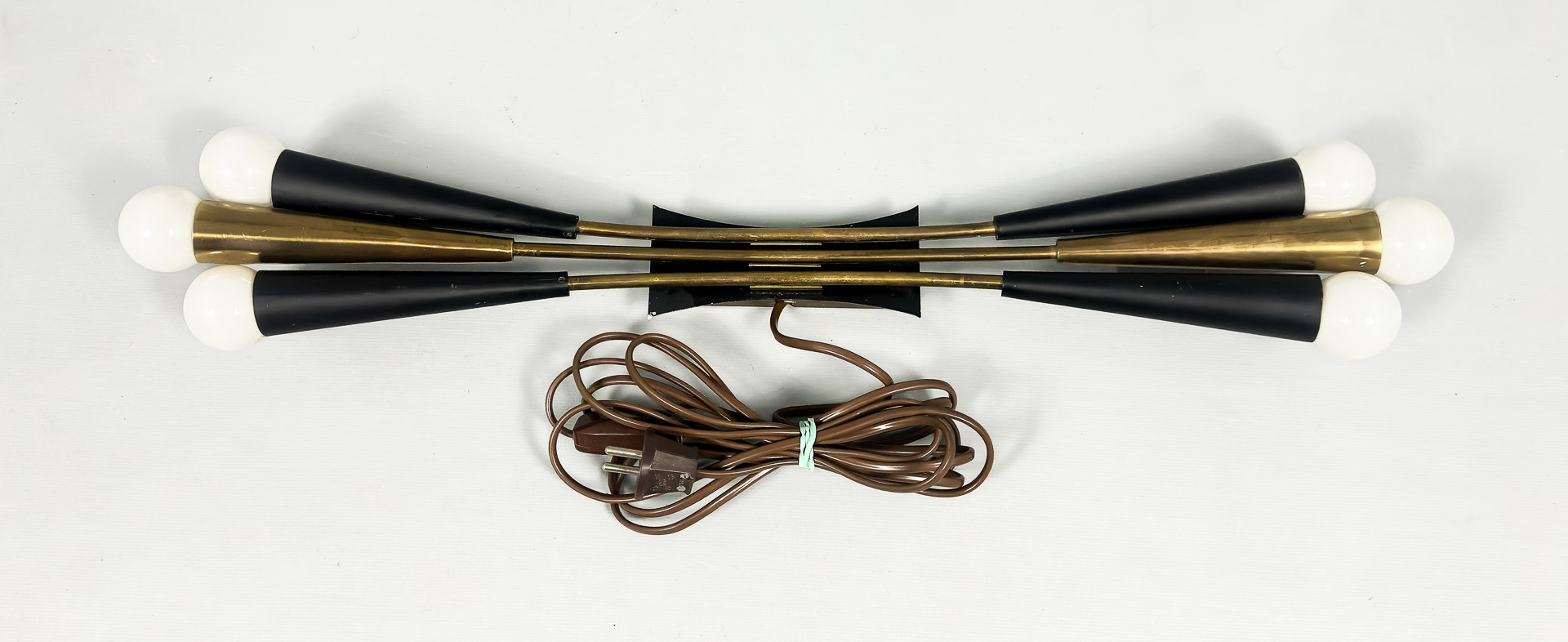 VÄGGLAMPA, svart metall, mässing, troligen Mauri Almari, Italien, omkring 1960/70-tal.