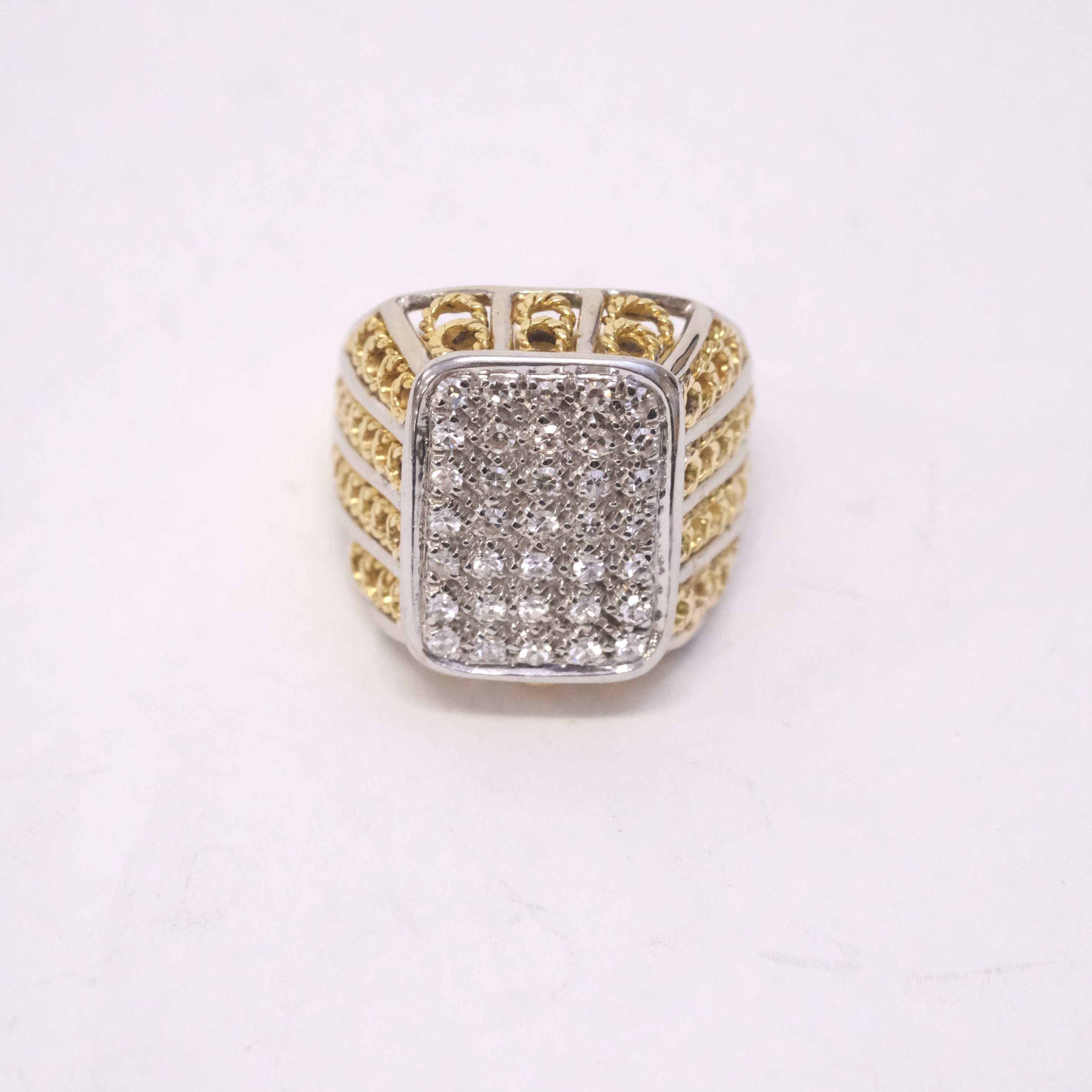 KLACKRING MED DIAMANTER.