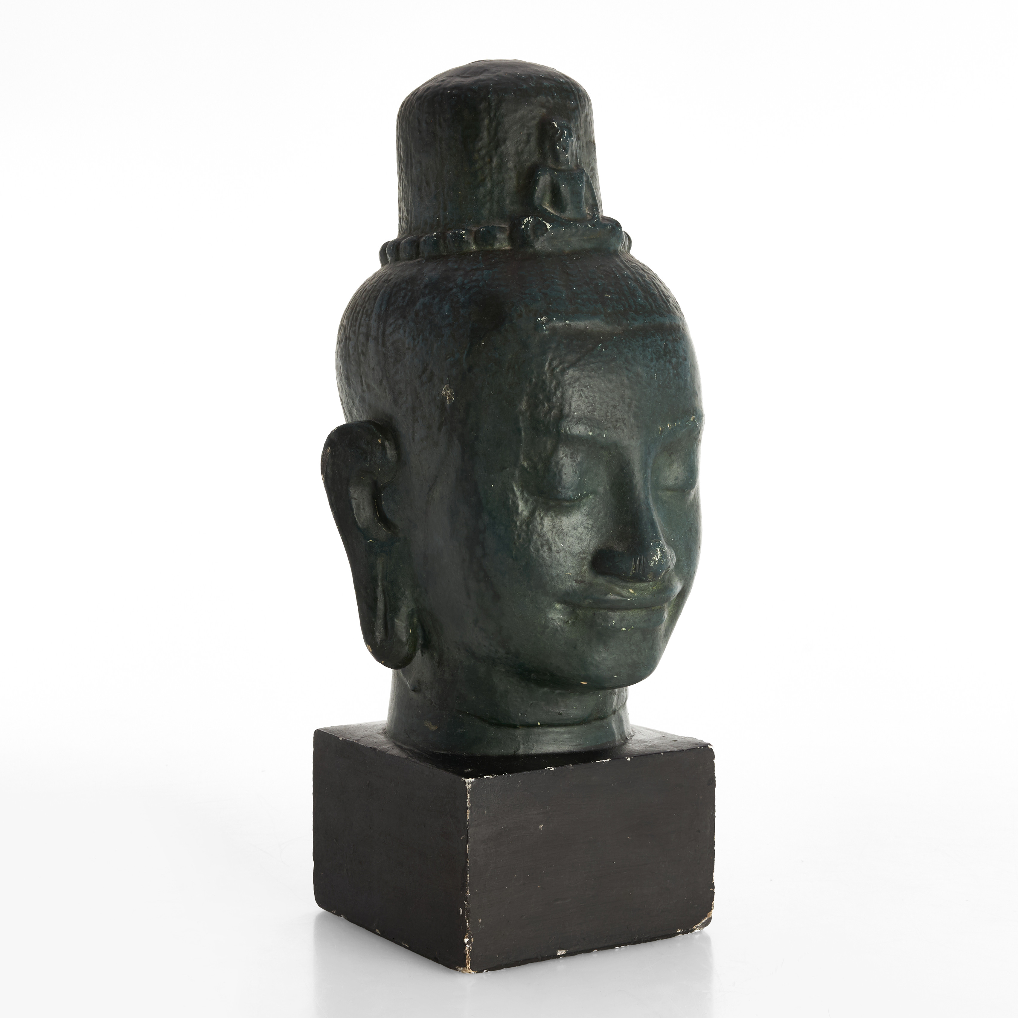BUDDHA, dekorativ byst föreställande buddhahuvud, målat gips.