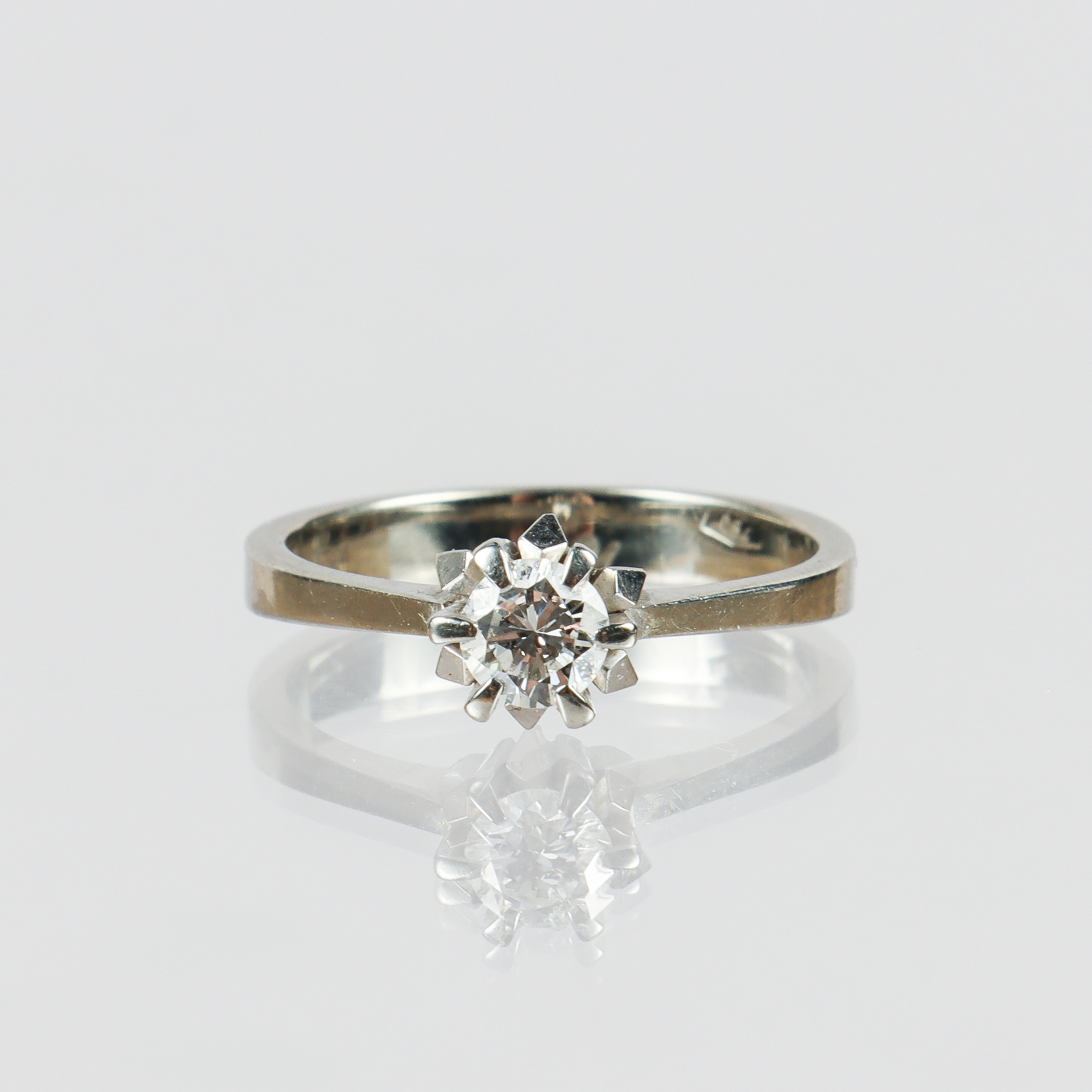 RING 18k vitguld med briljantslipad diamant på 0,30 ct. enligt gravyr.