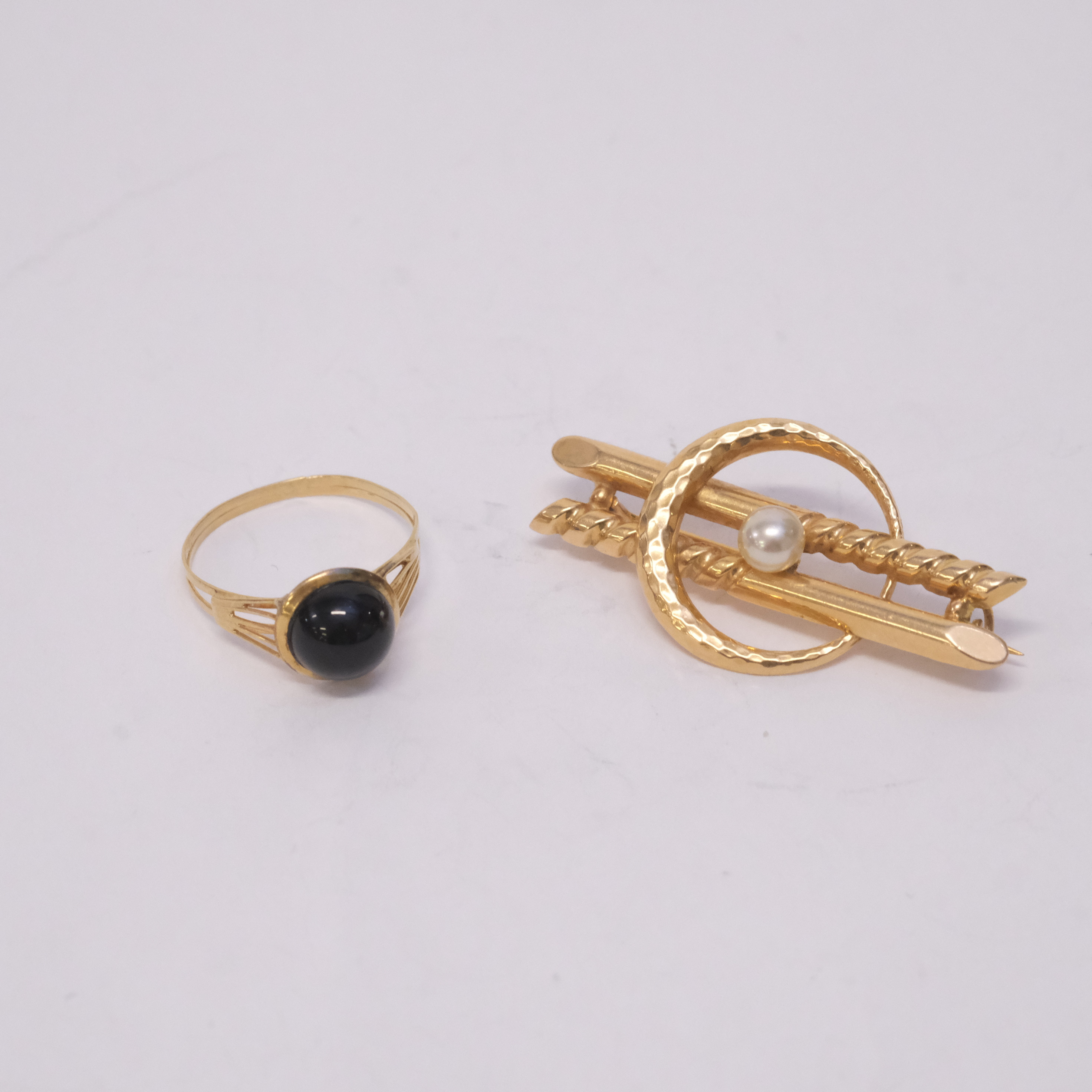 BROSCH OCH RING 18K GULD.