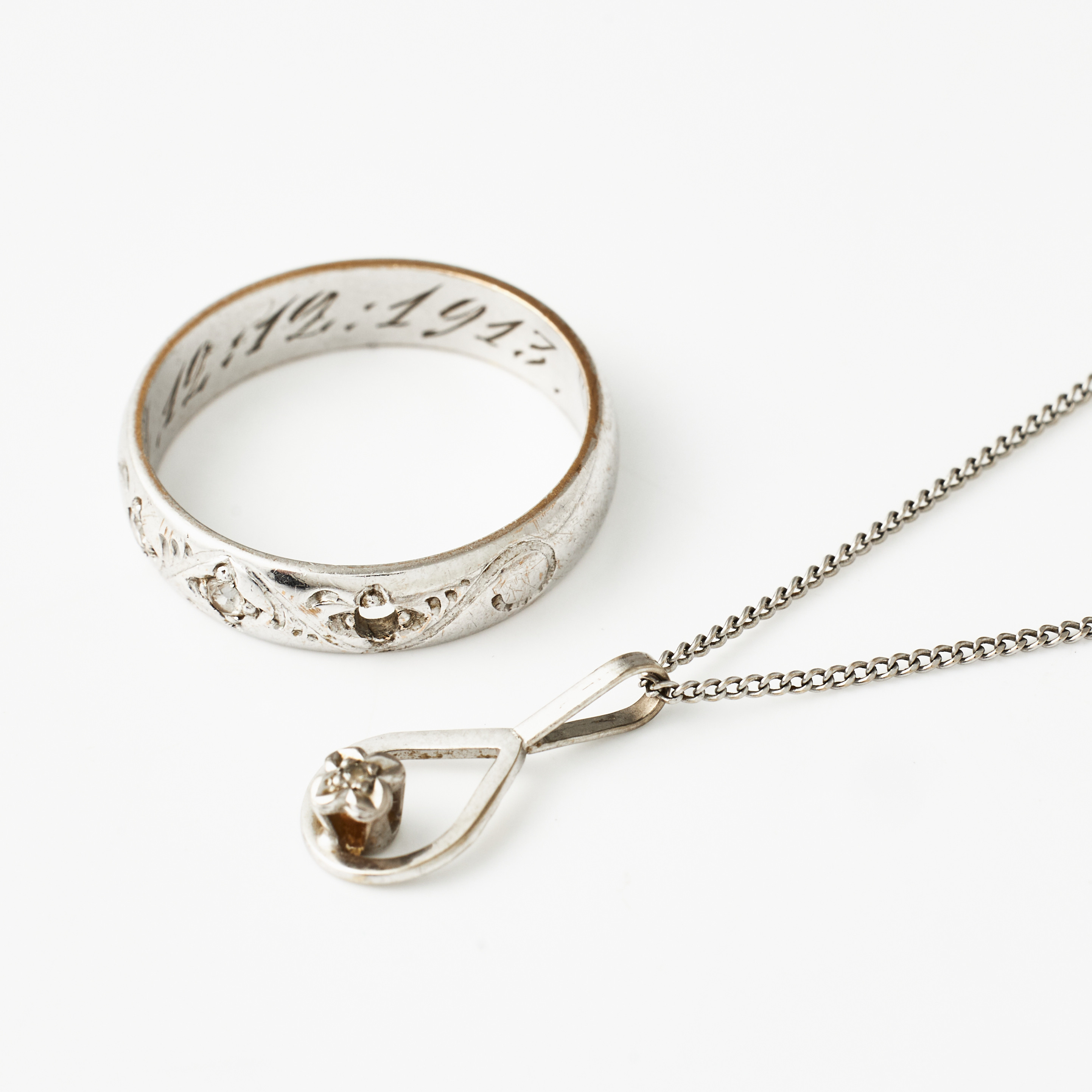 HALSKEDJA, HÄNGE, liten åttkantslipad diamant, RING, 18 k vitguld, en briljant 0,02 ct samt en vit fasettslipad sten, A T Törngren, Falkenberg 1913.