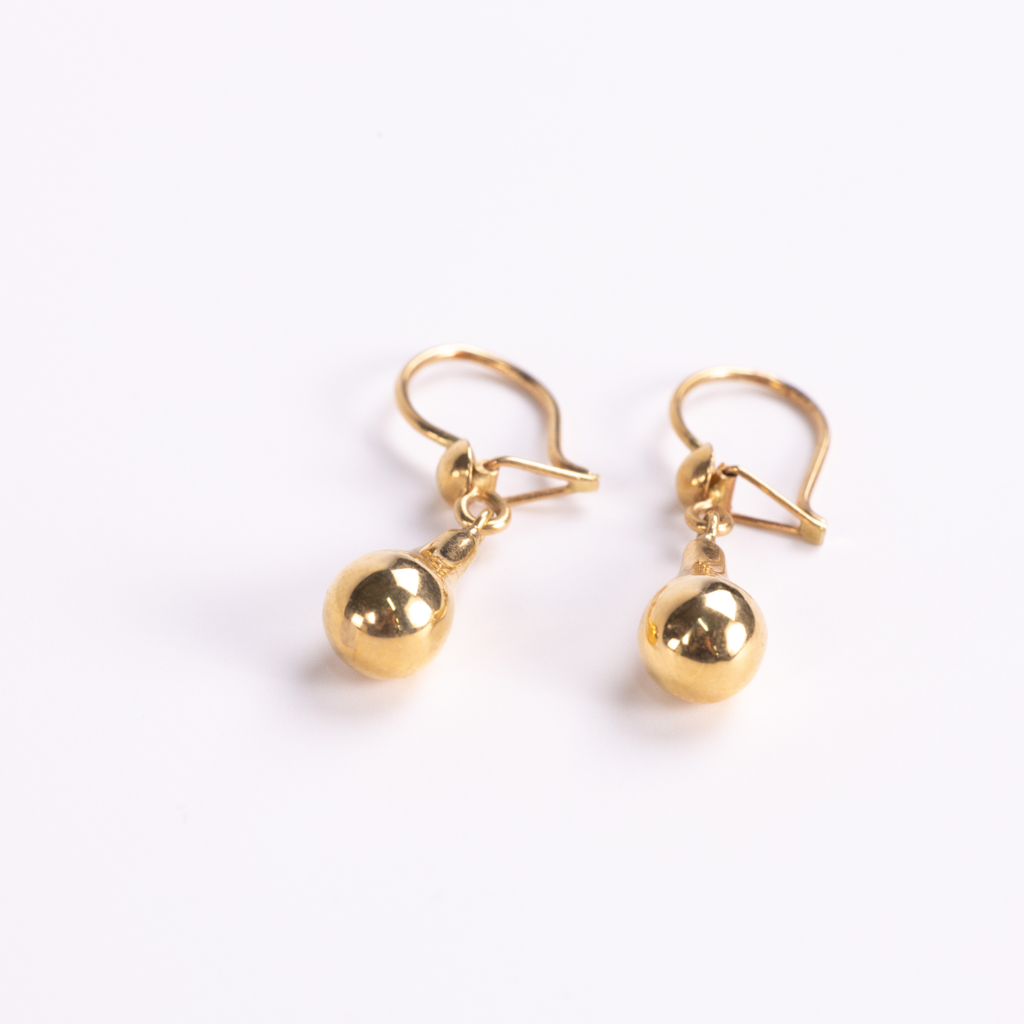 ÖRHÄNGEN. Ett par, droppformade, 18k guld.
