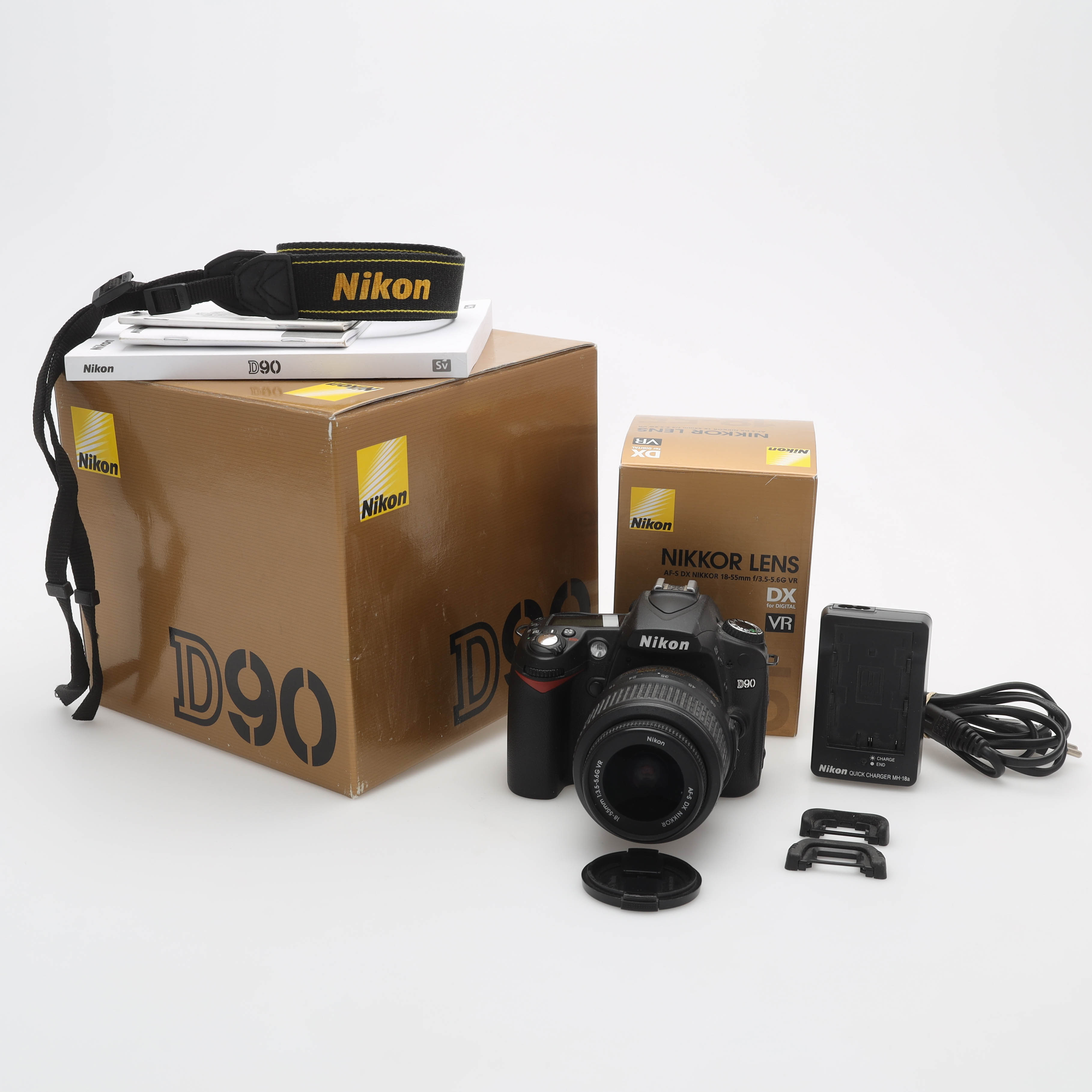 KAMERA Nikon D90 med objektiv NIKKOR 18-55mm.