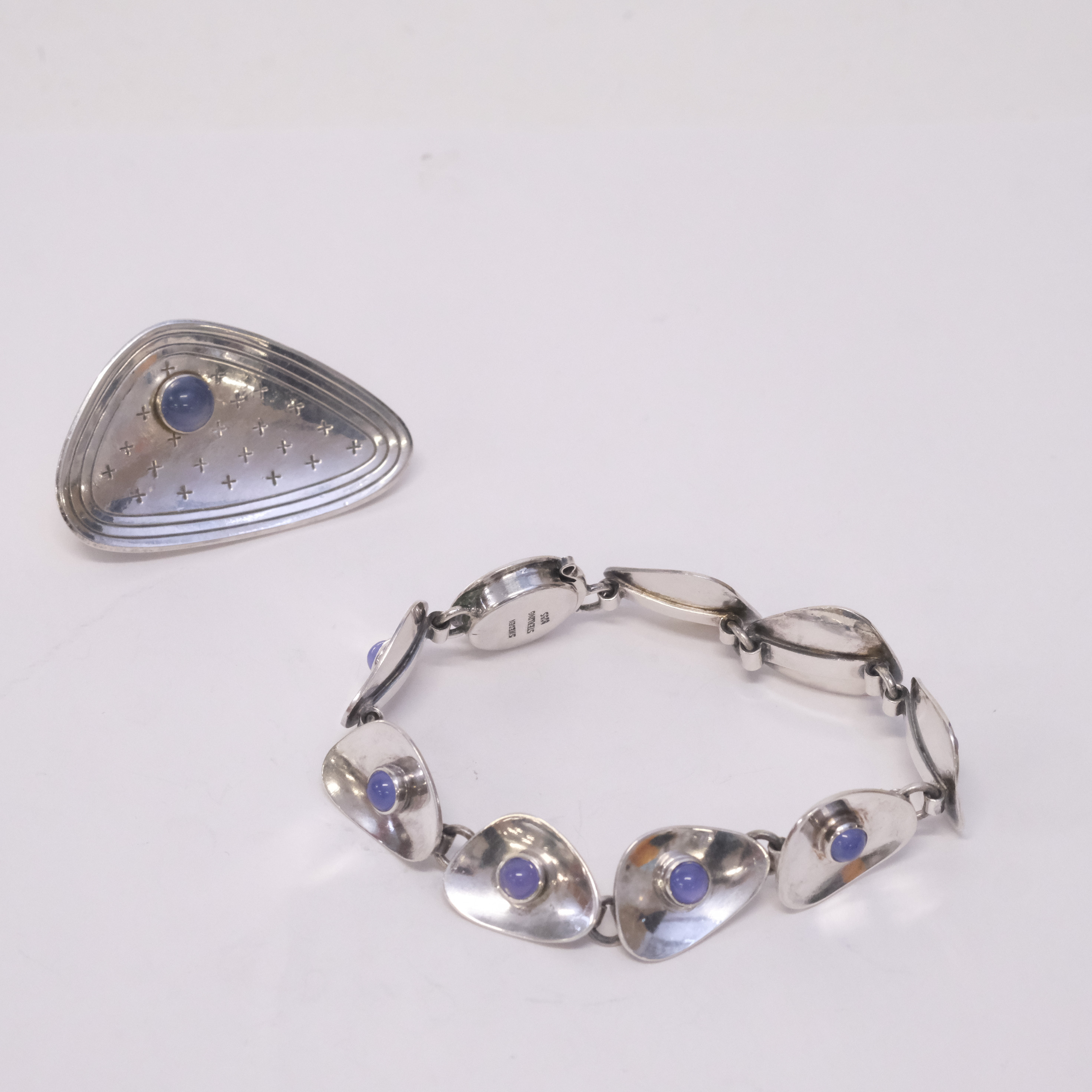 ARMBAND OCH BROSCH, SILVER MED KALCEDON.
