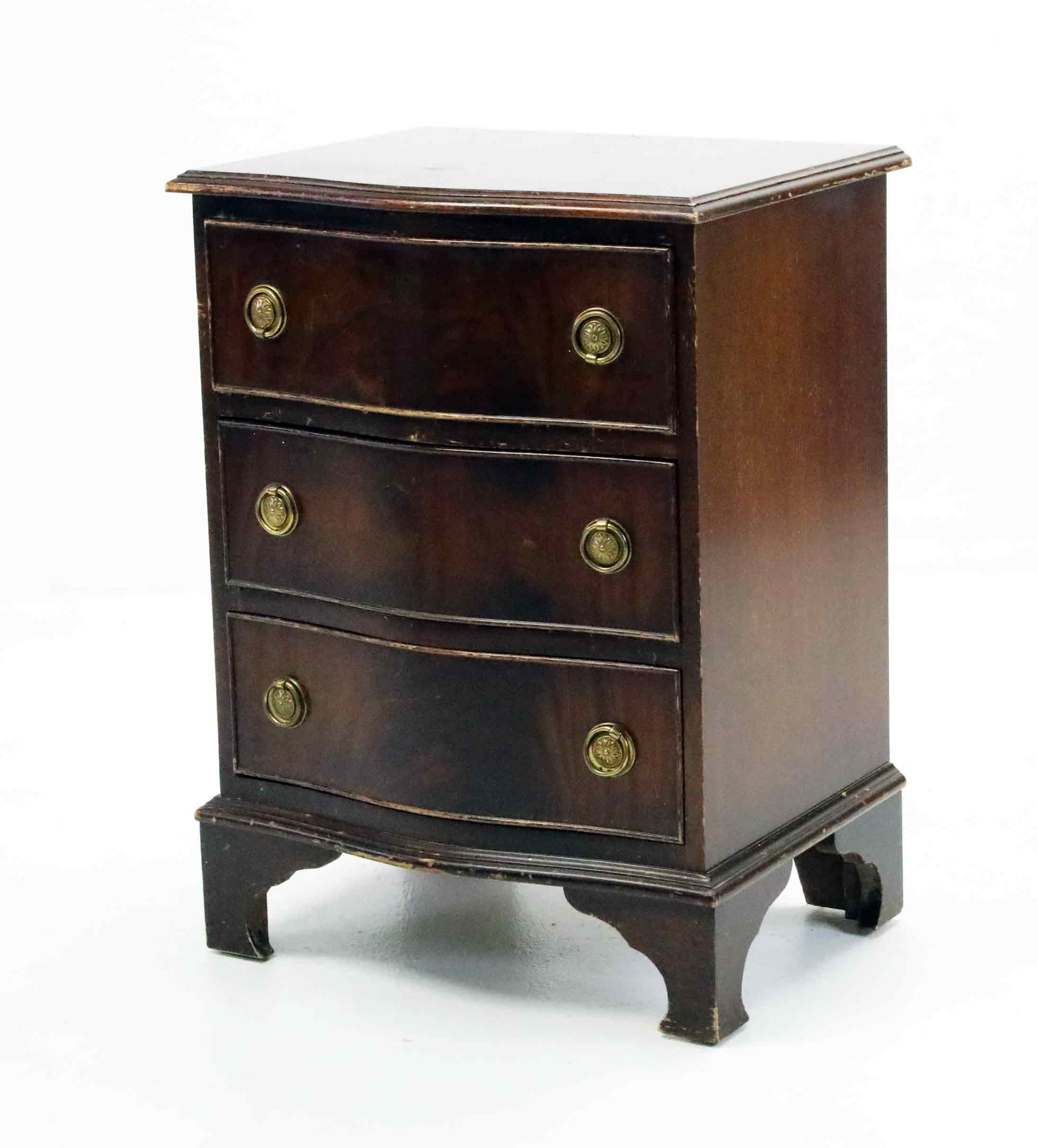 BYRÅ/SÄNGBORD, Engelsk stil, mahogny, beslag i mässing, 1900-tal.