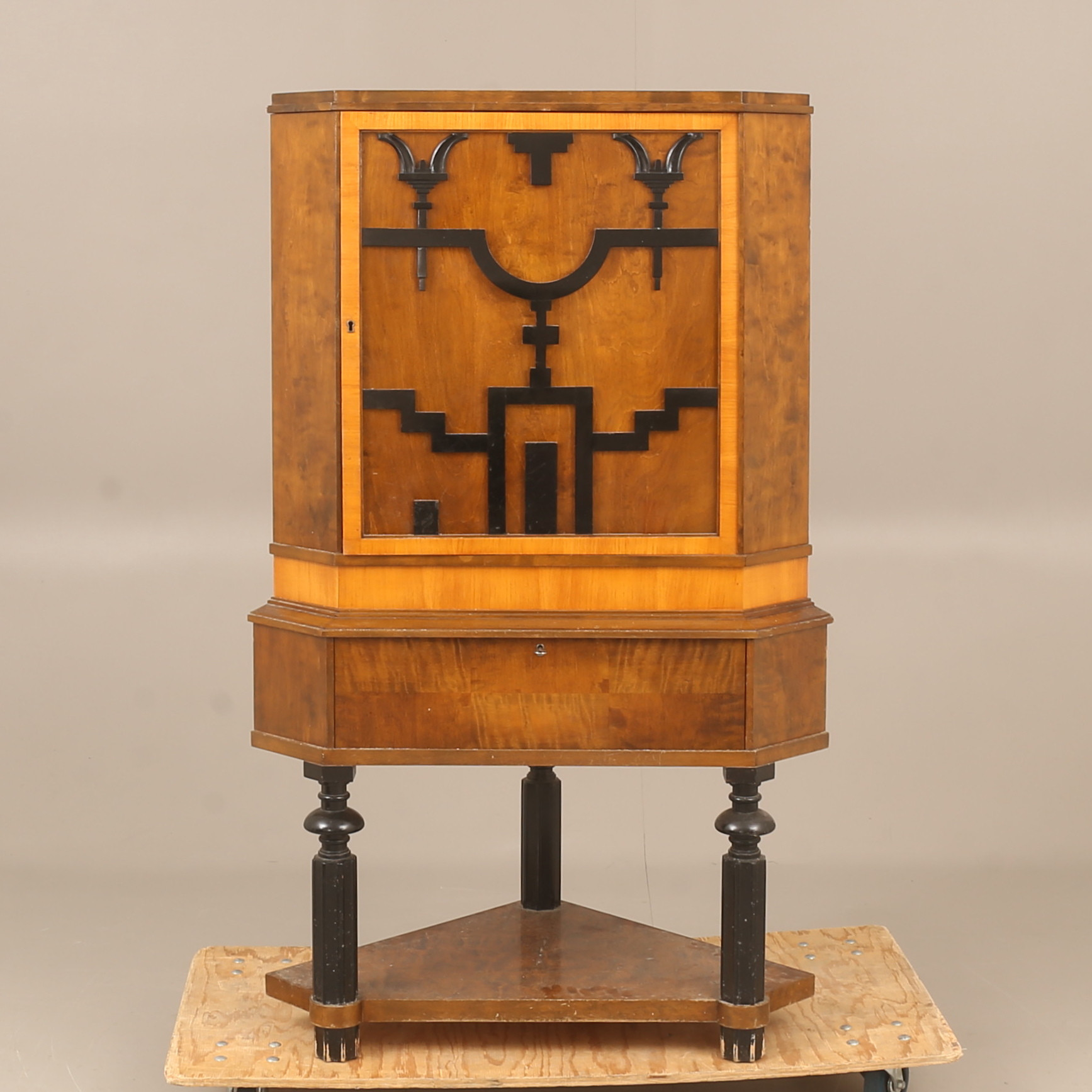 HÖRNSKÅP, art deco, 1900-talets första hälft.