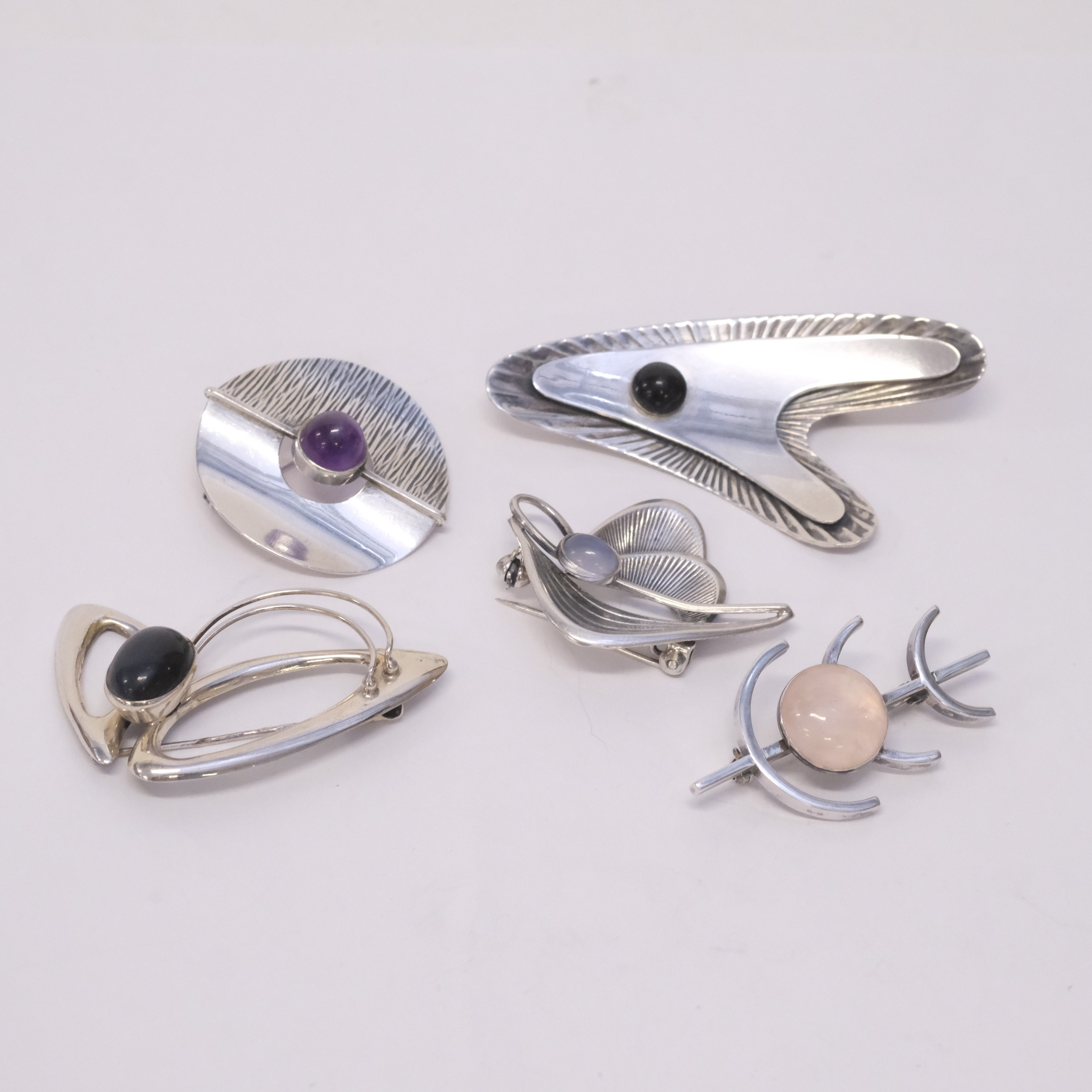 BROSCHER, FEM STYCKEN, SILVER OCH STENAR.