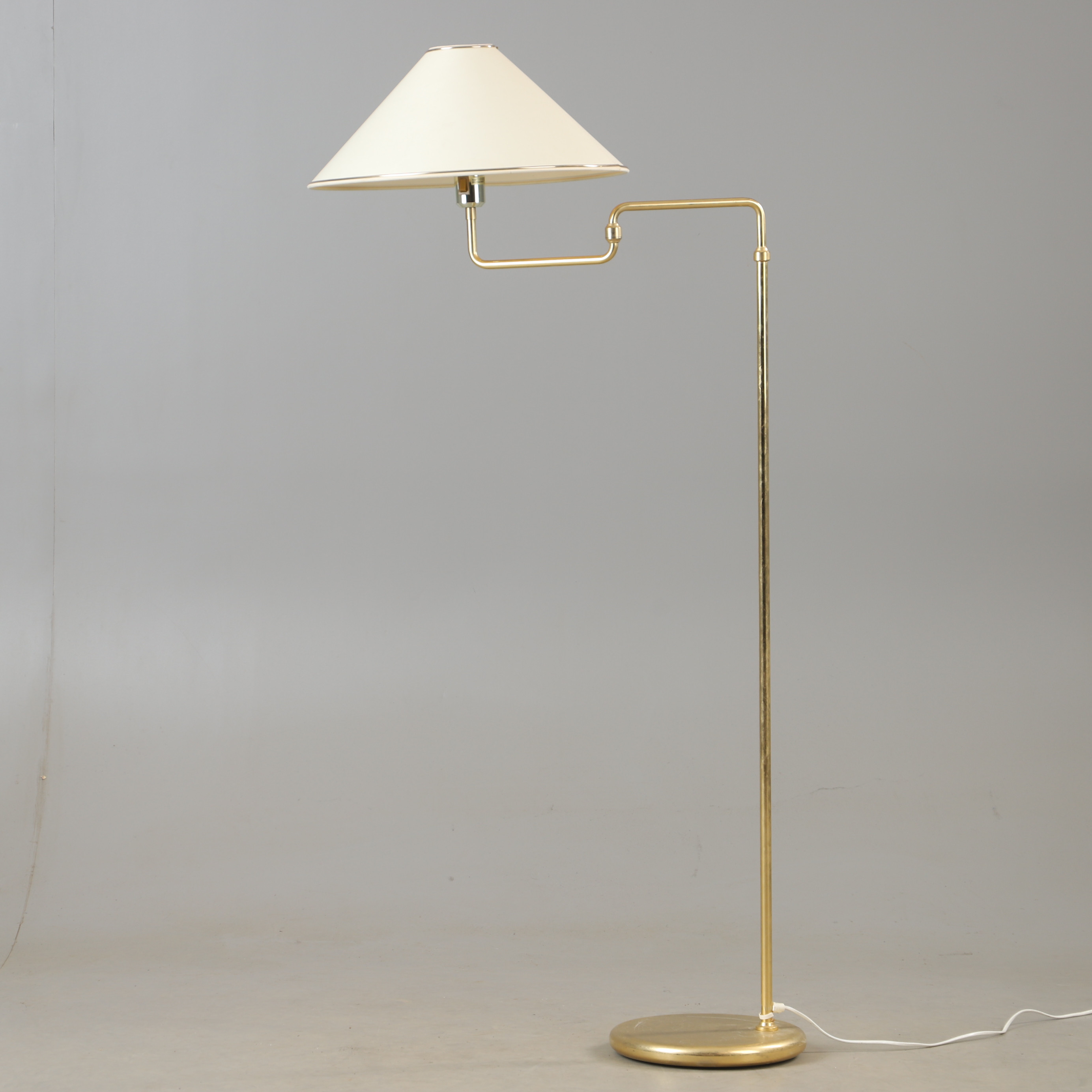GOLVLAMPA, mässing, RAF, 1900-talets andra hälft.