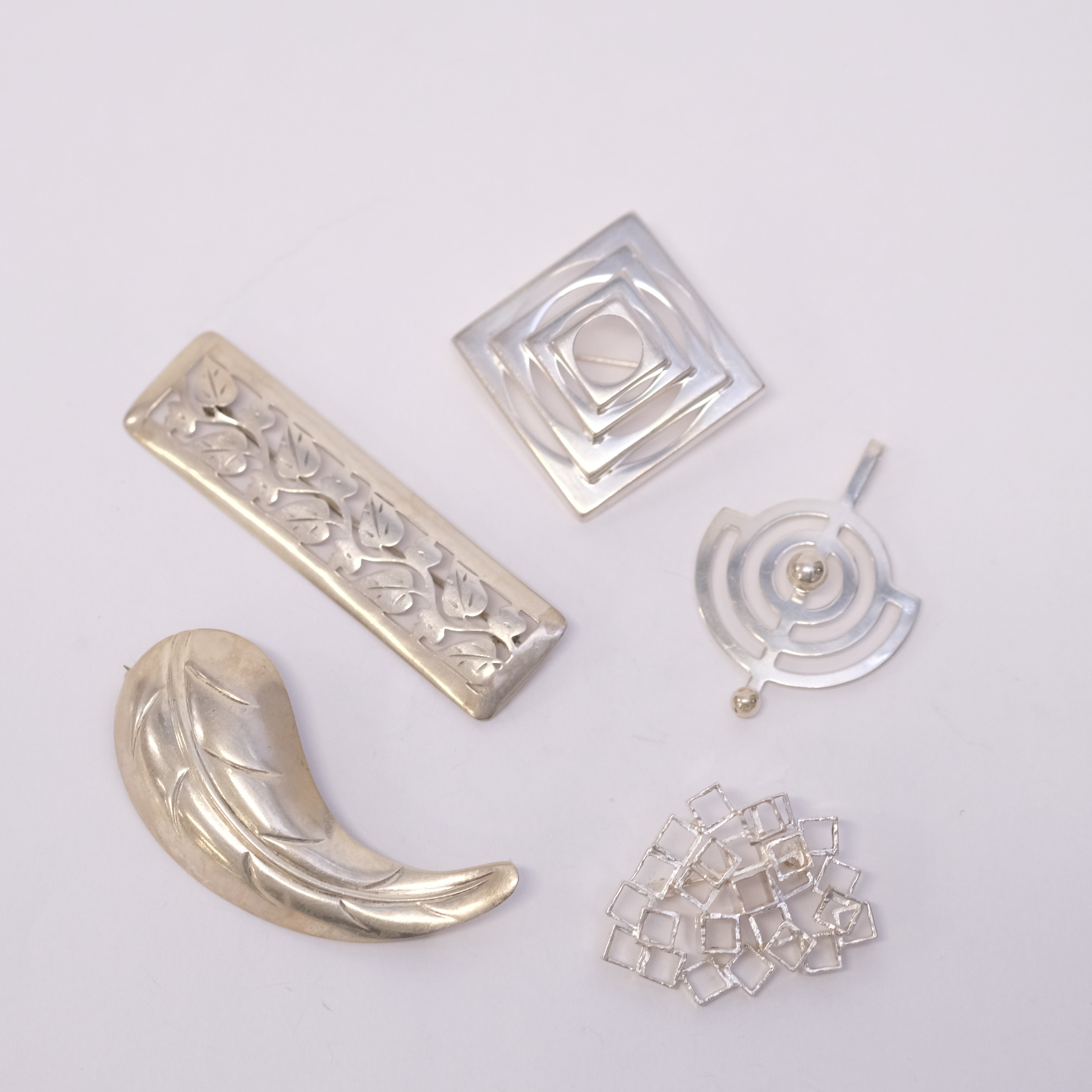 HÄNGE OCH FYRA BROSCHER, SILVER.