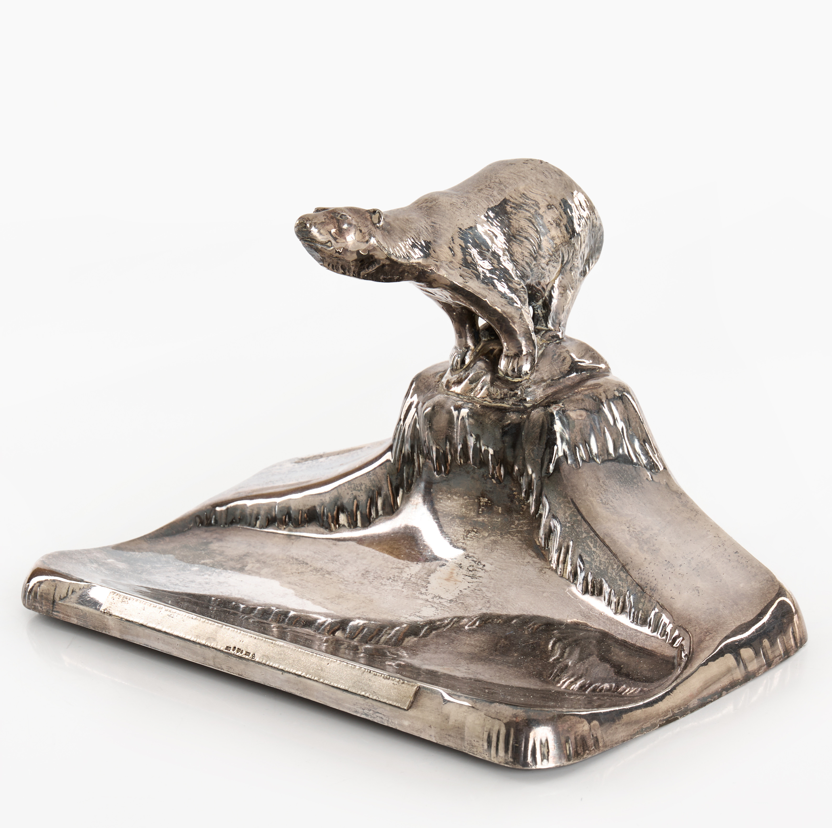 SKRIVBORDSUPPSATS, i form av björn, Eneret Victoria, Danmark, 1900-talets första del, vitmetall, plakett i silver.