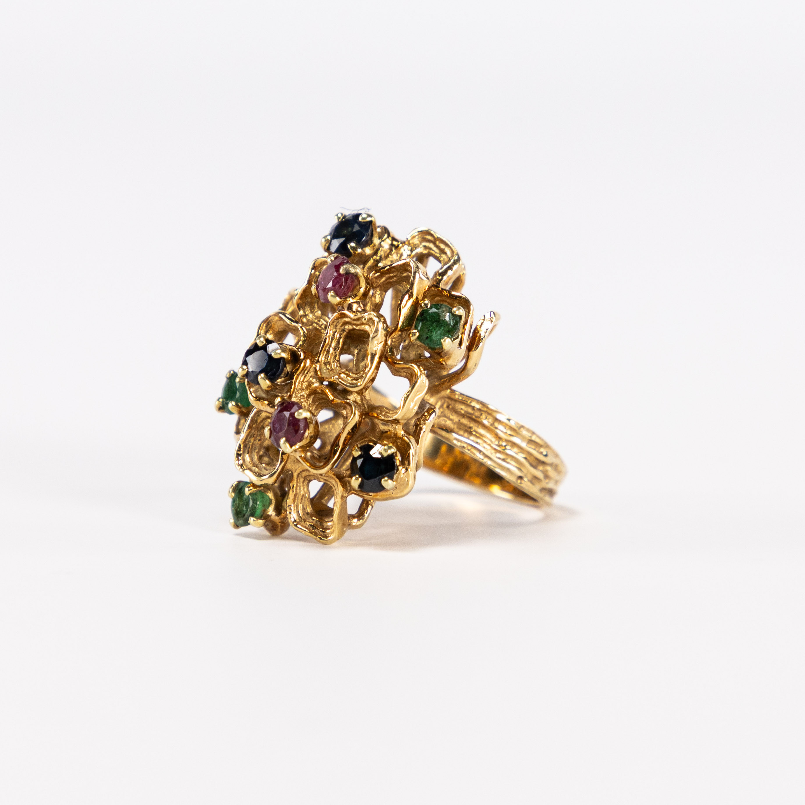 Ring, 14k guld, med gröna, röda och svarta stenar.
