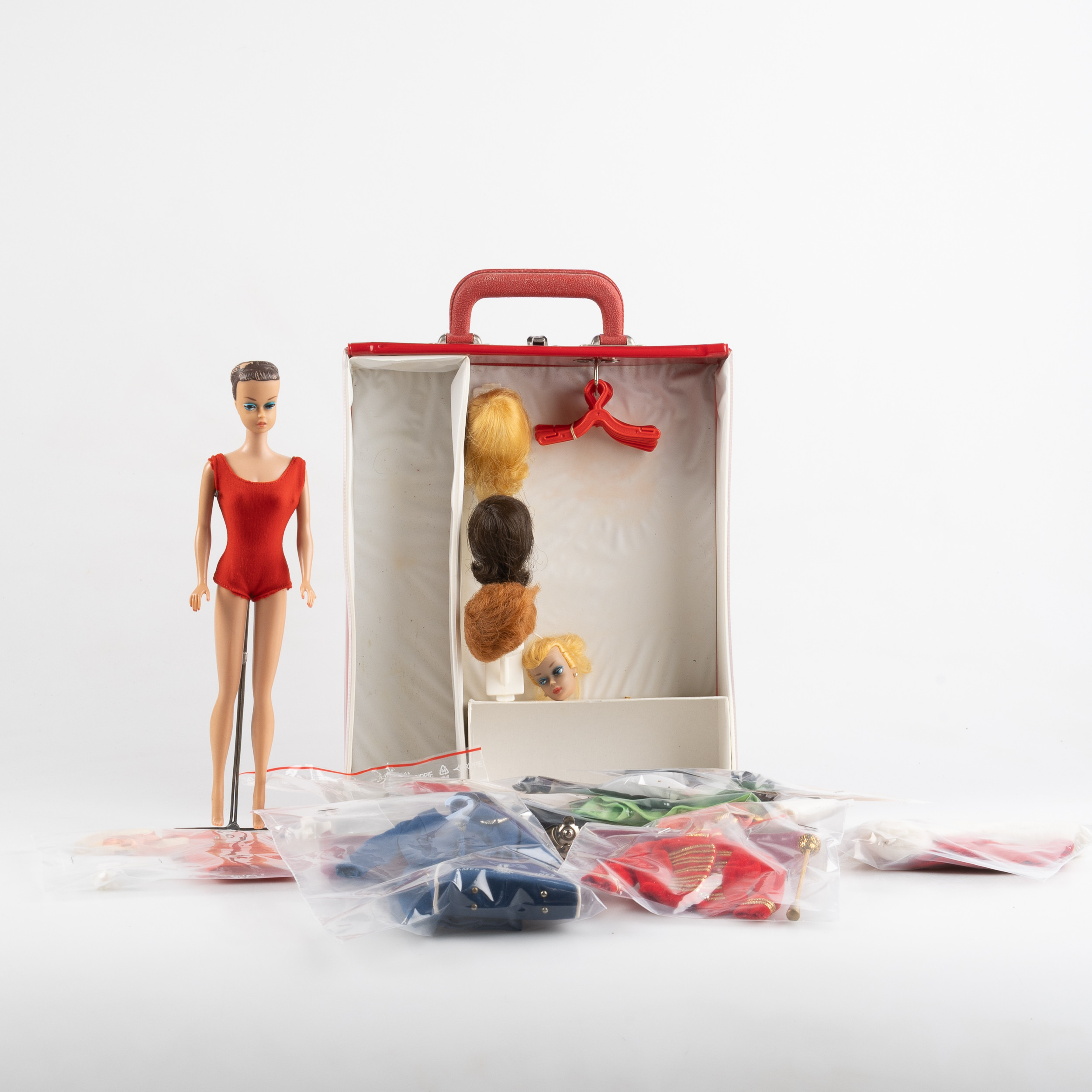 MATTEL, BARBIEDOCKA, " Fashion Queen Barbie" med garderob, kläder samt accessoarer, 1960-tal.