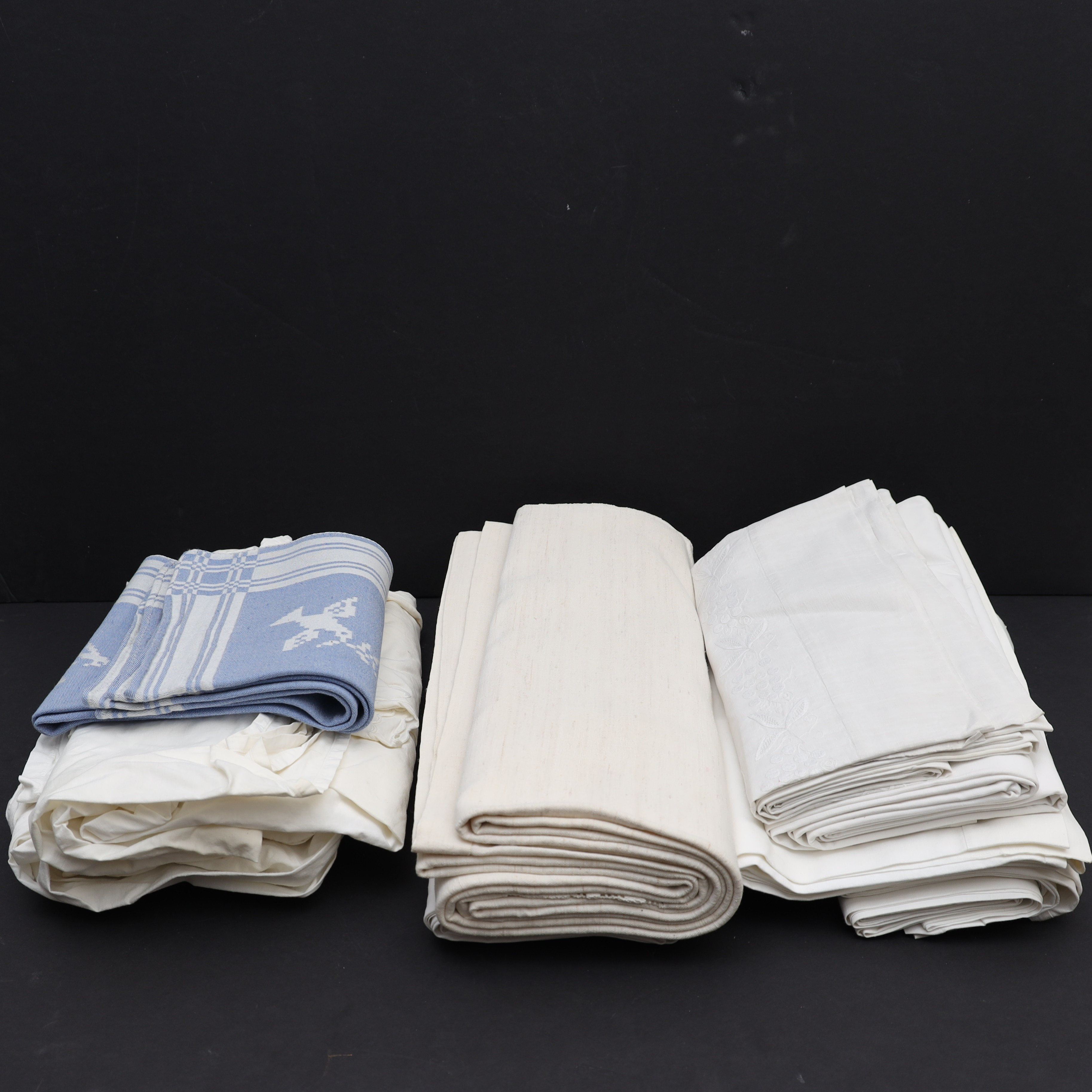 TEXTILIER 9 delar, lakan, duk i linne, delvis med hålsöm och broderi.